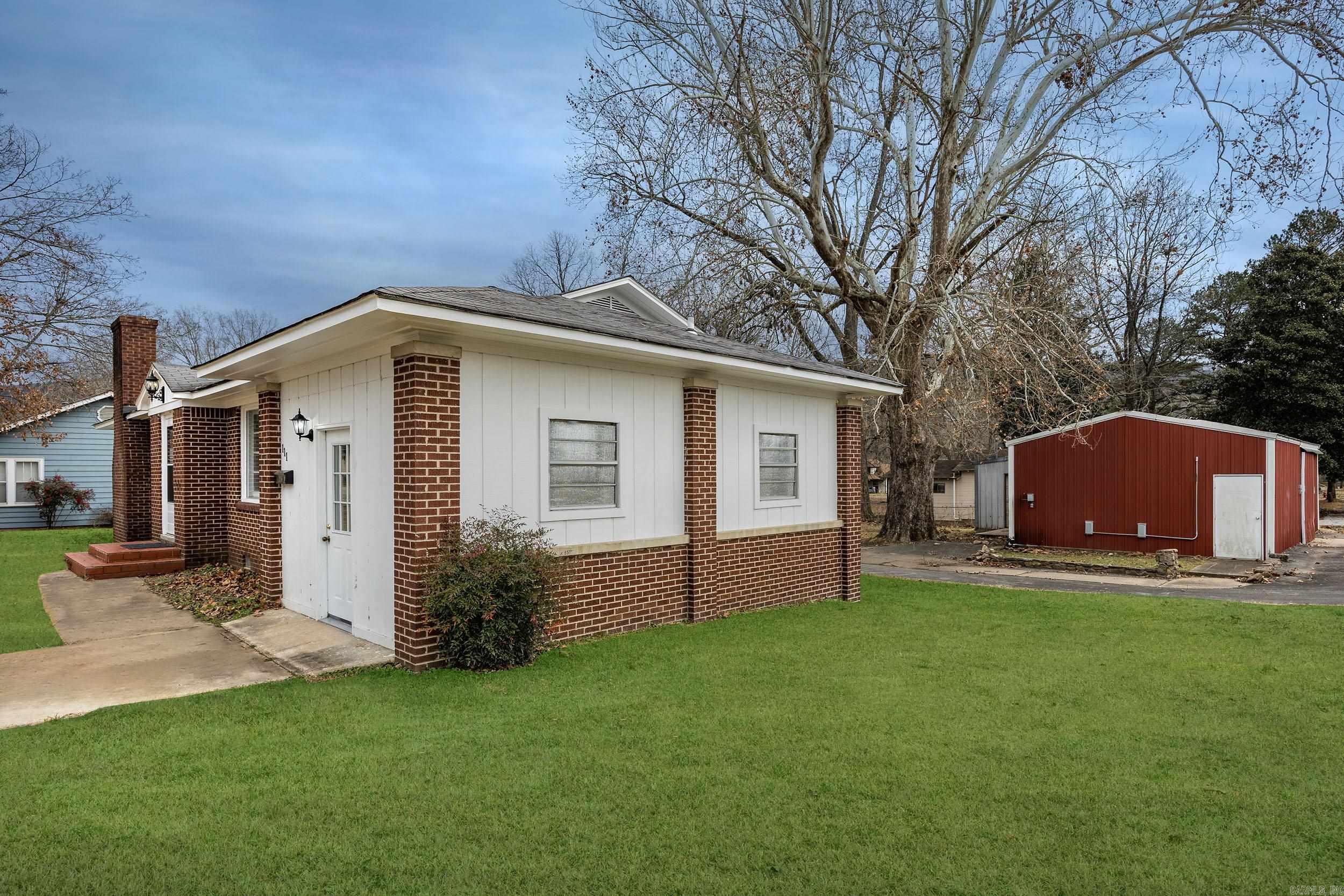 111 W Searcy Street