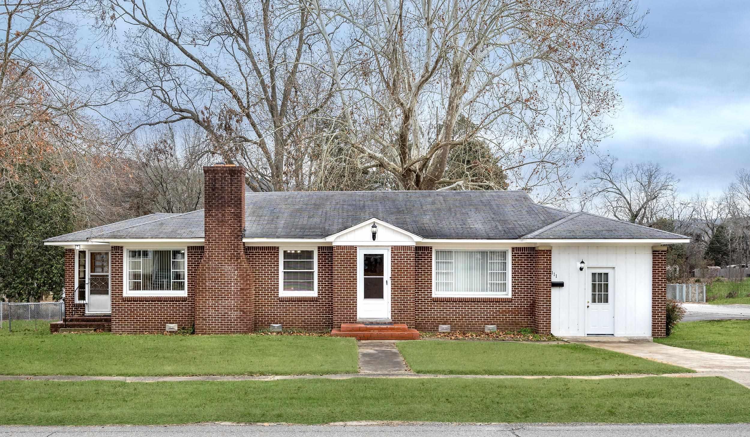 111 W Searcy Street