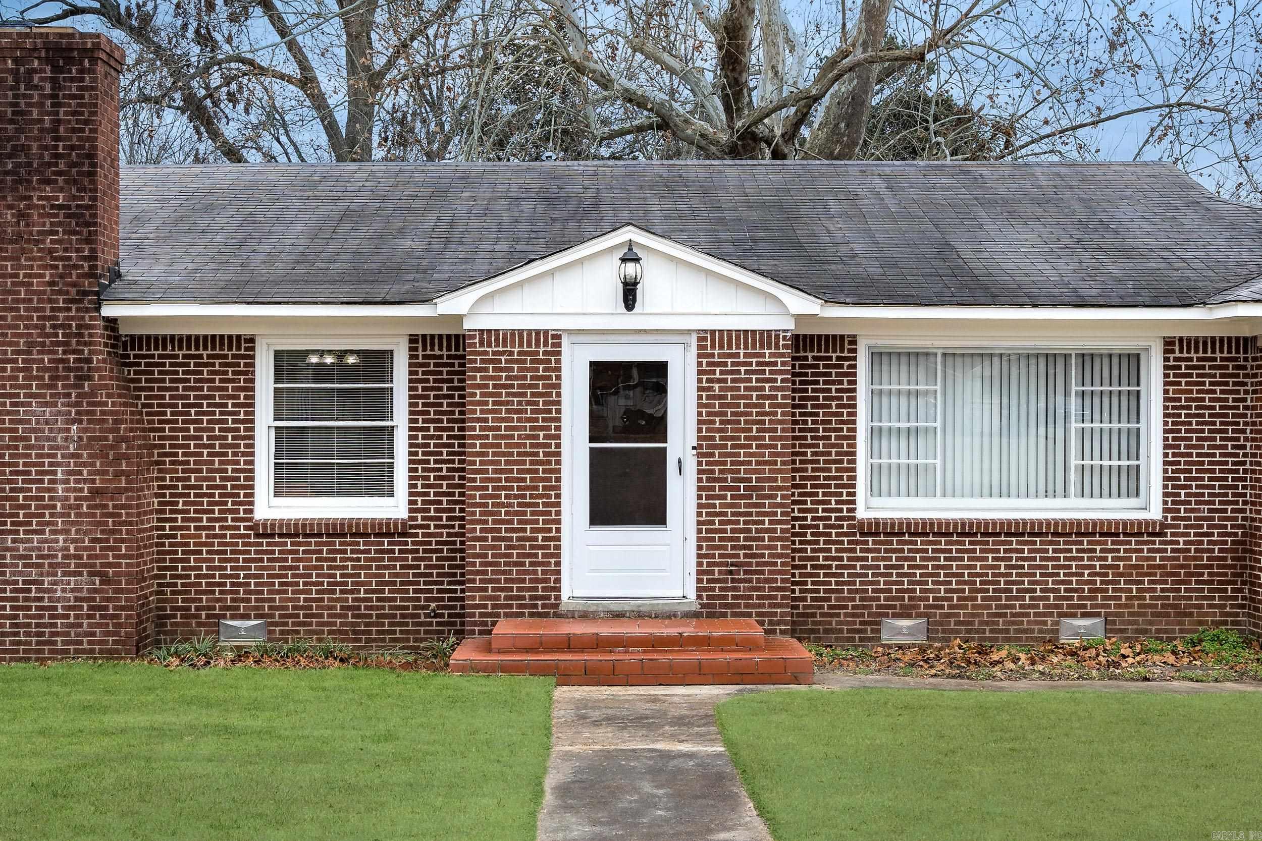 111 W Searcy Street