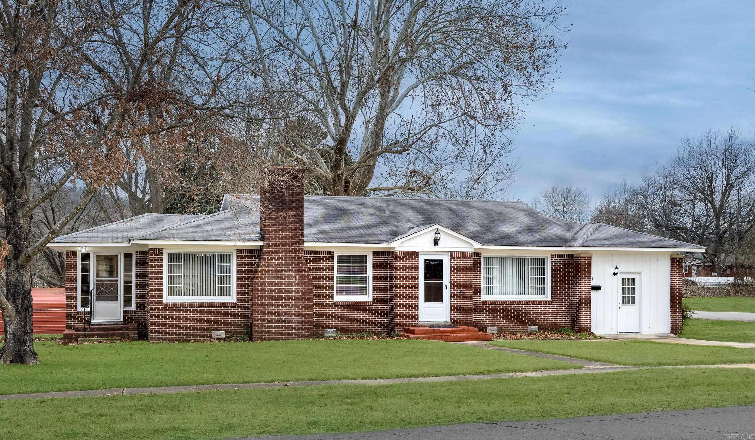 111 W Searcy Street