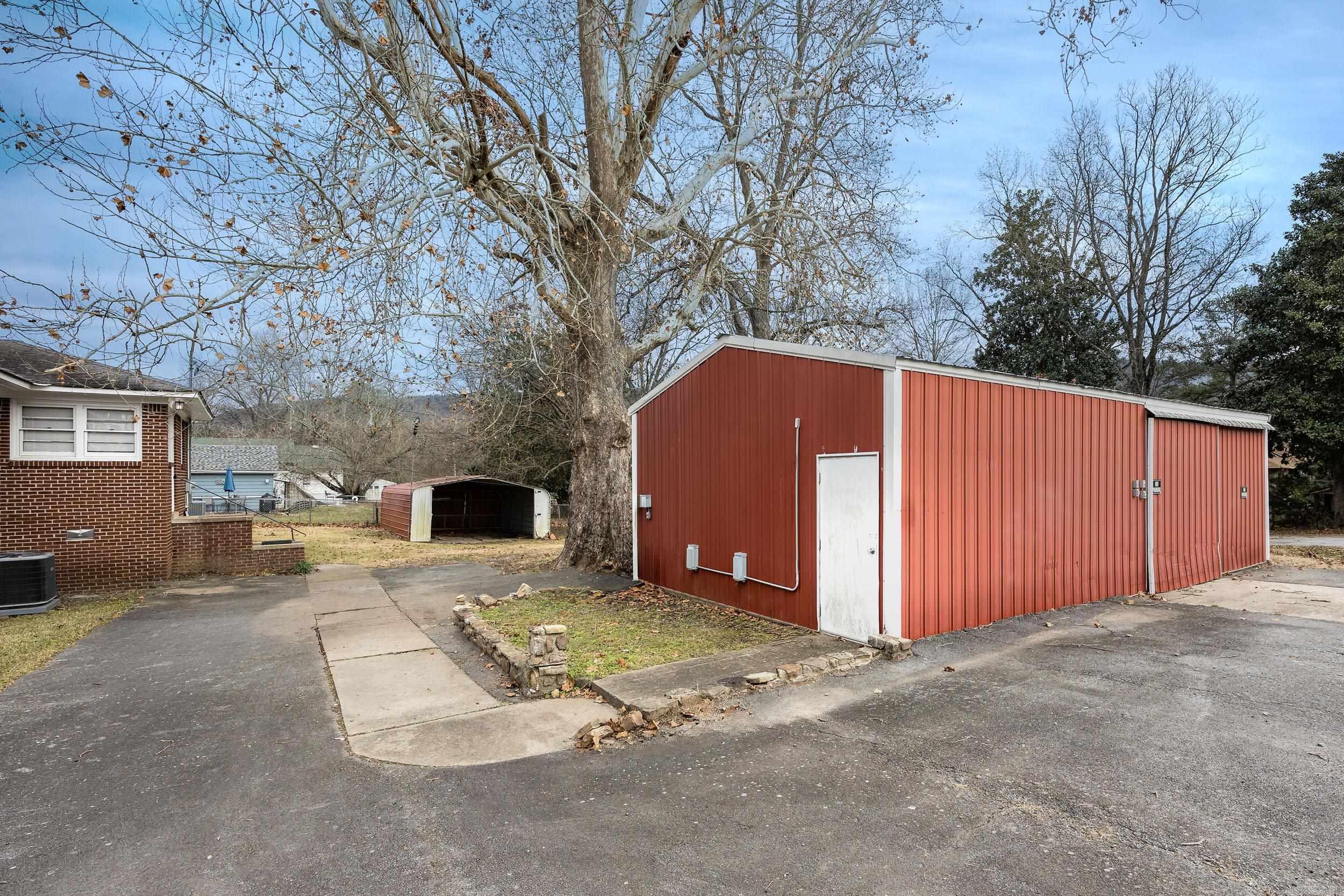 111 W Searcy Street
