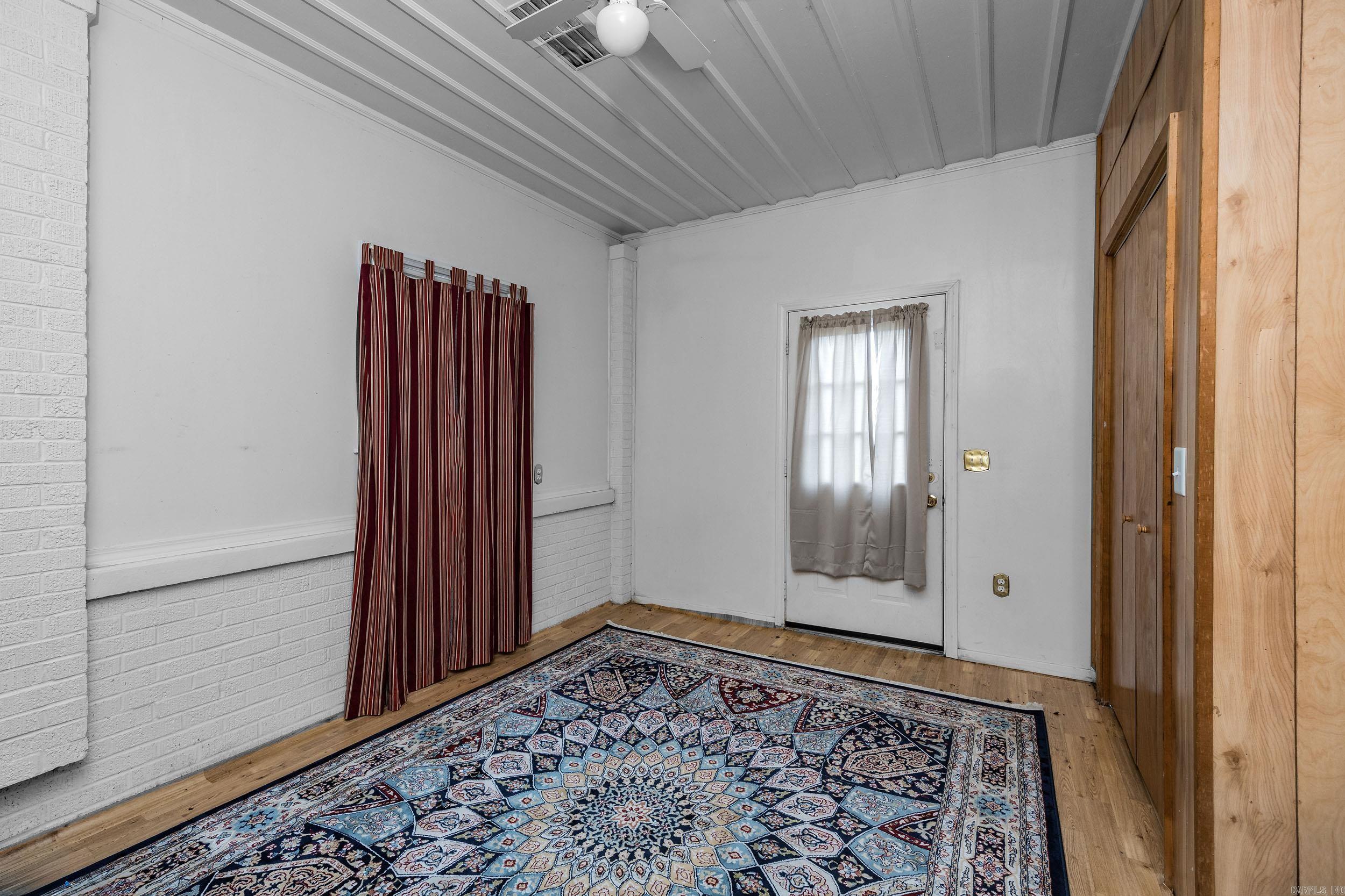 111 W Searcy Street