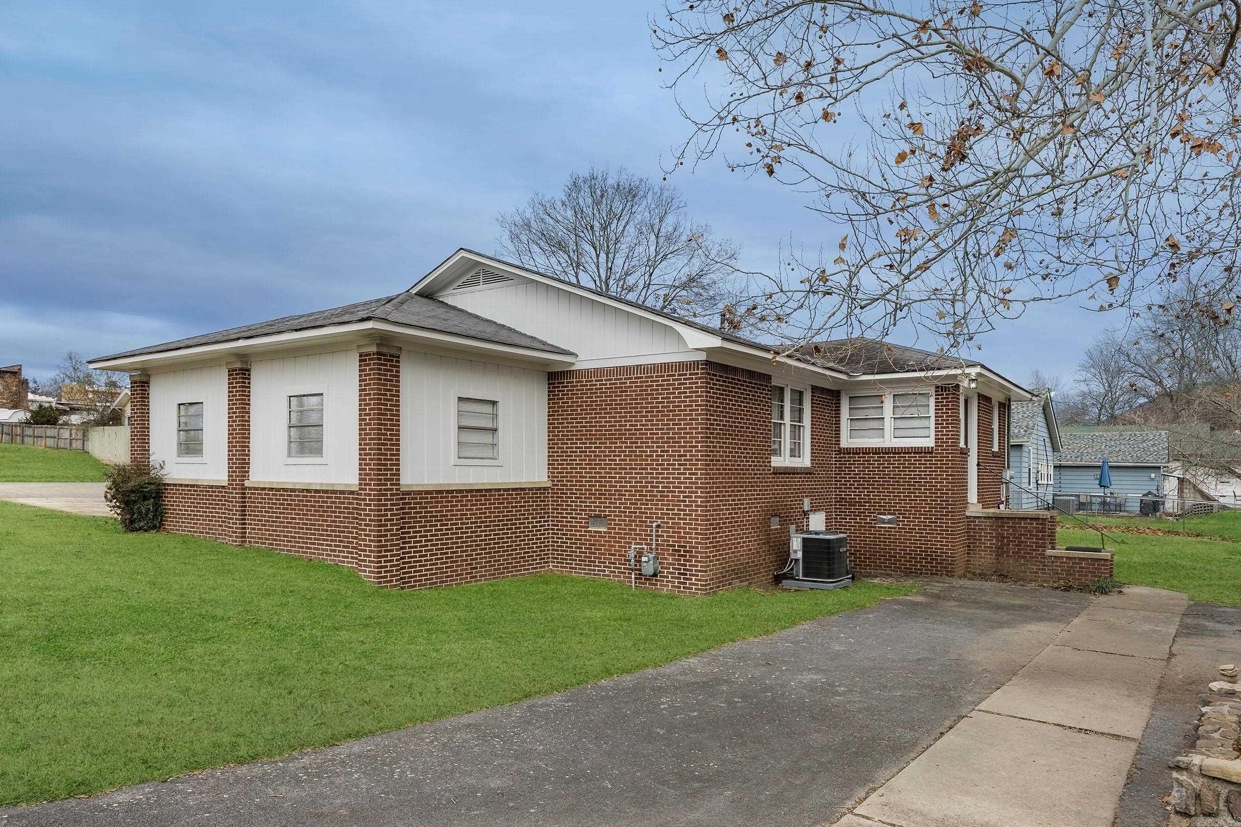111 W Searcy Street
