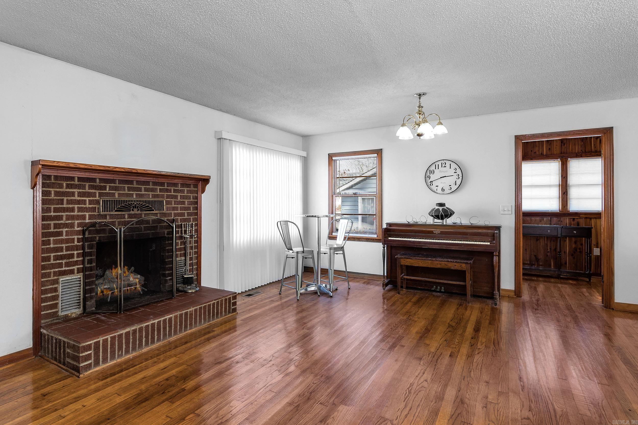 111 W Searcy Street
