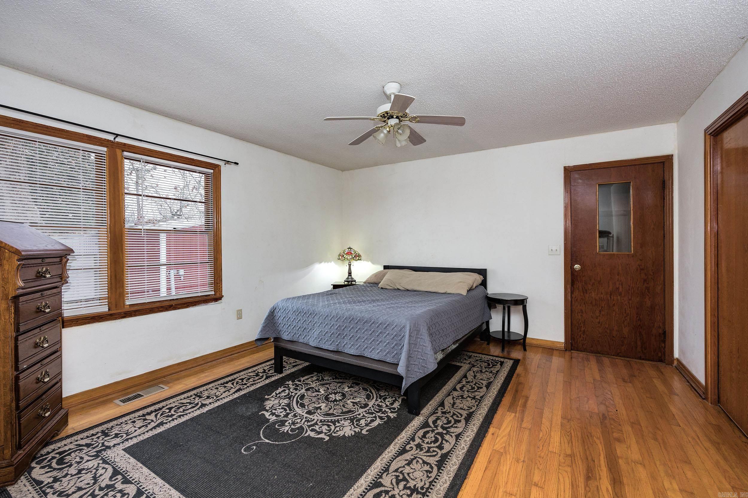 111 W Searcy Street