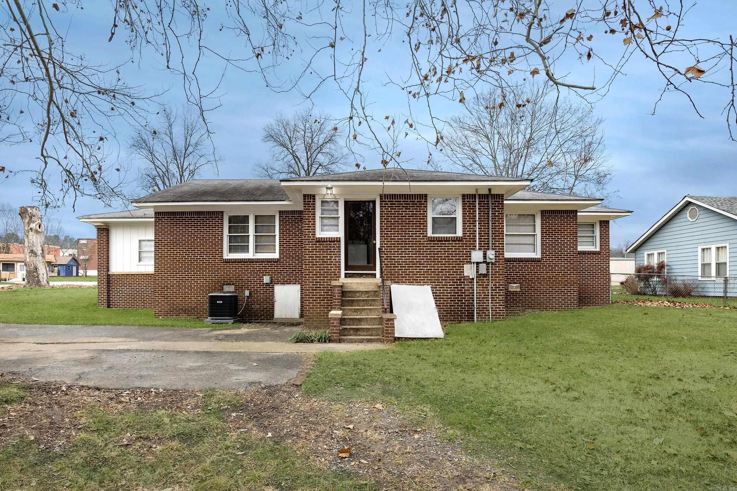 111 W Searcy Street