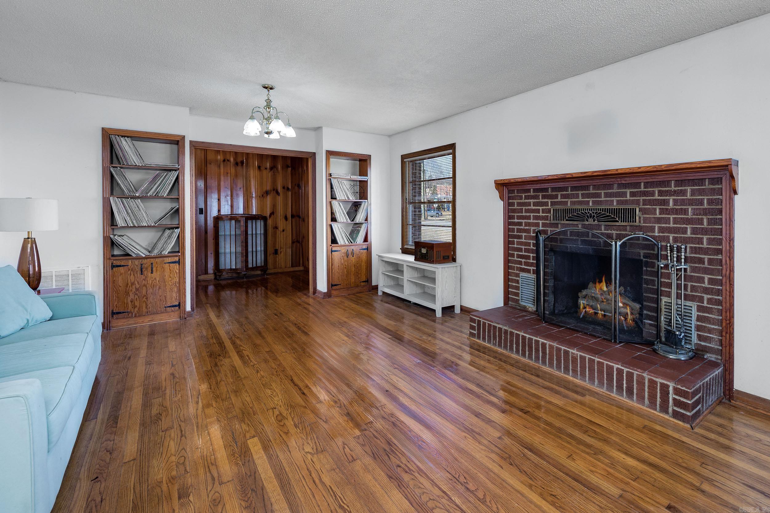 111 W Searcy Street