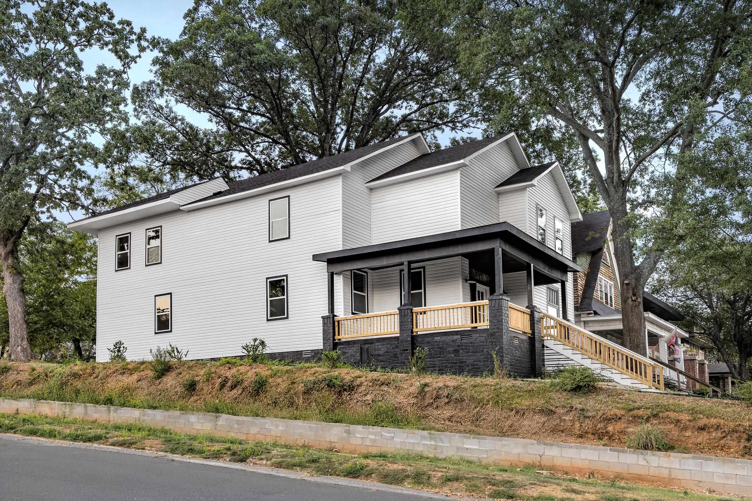 2522 Broadway Street