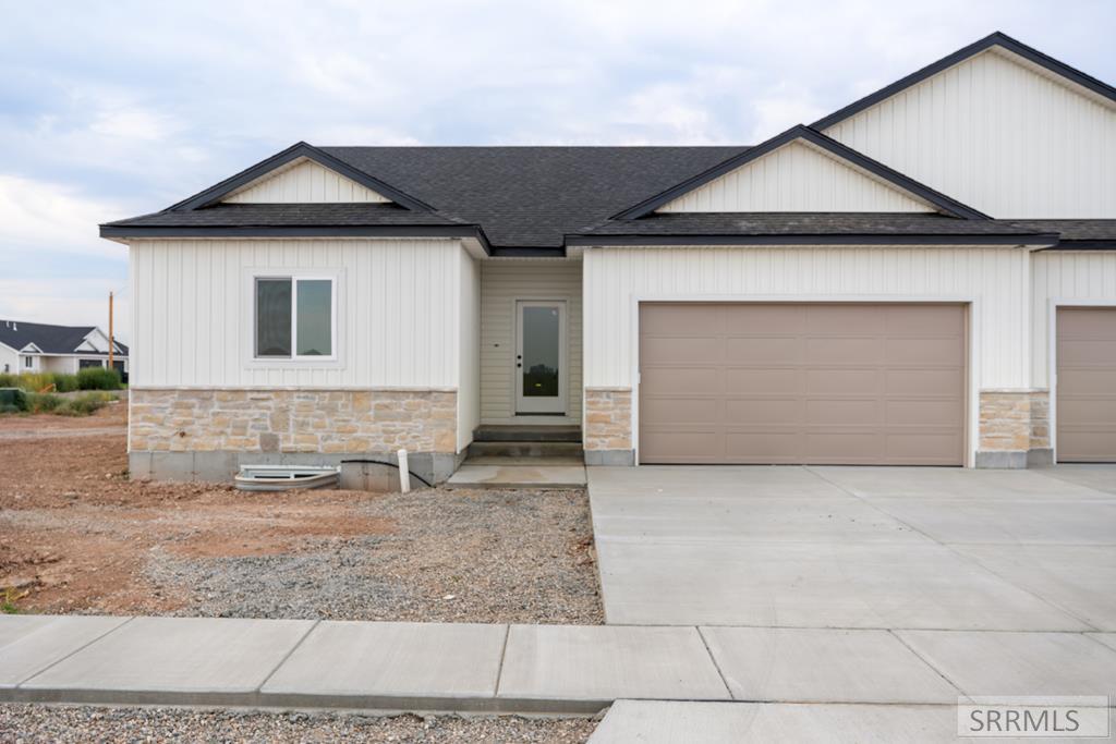 3706 E Felix Way