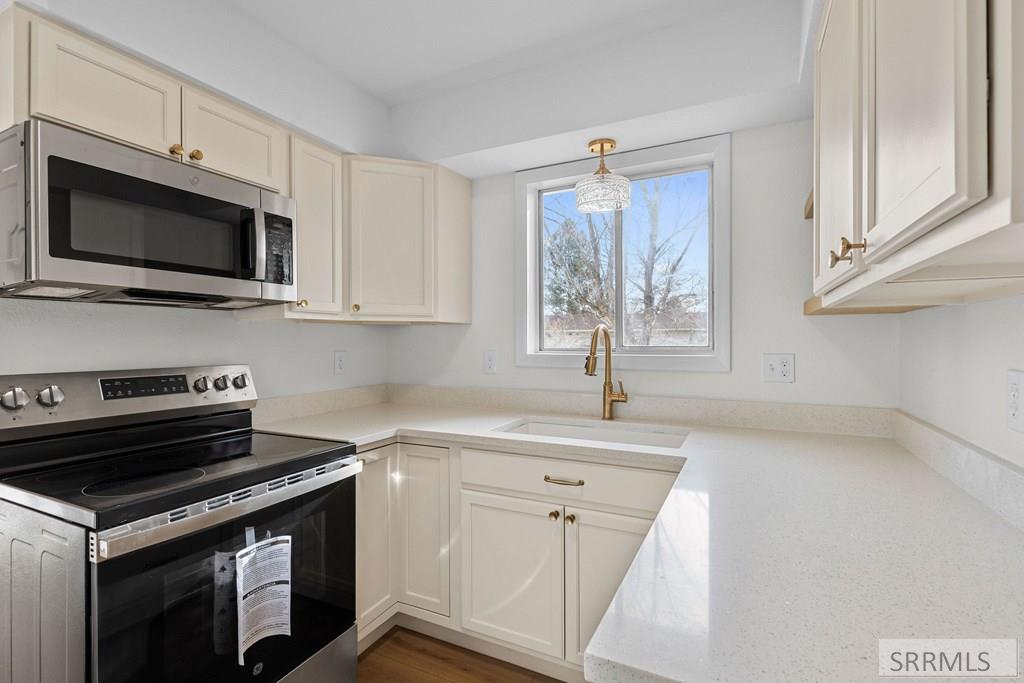 4100 E Greenwillow Lane