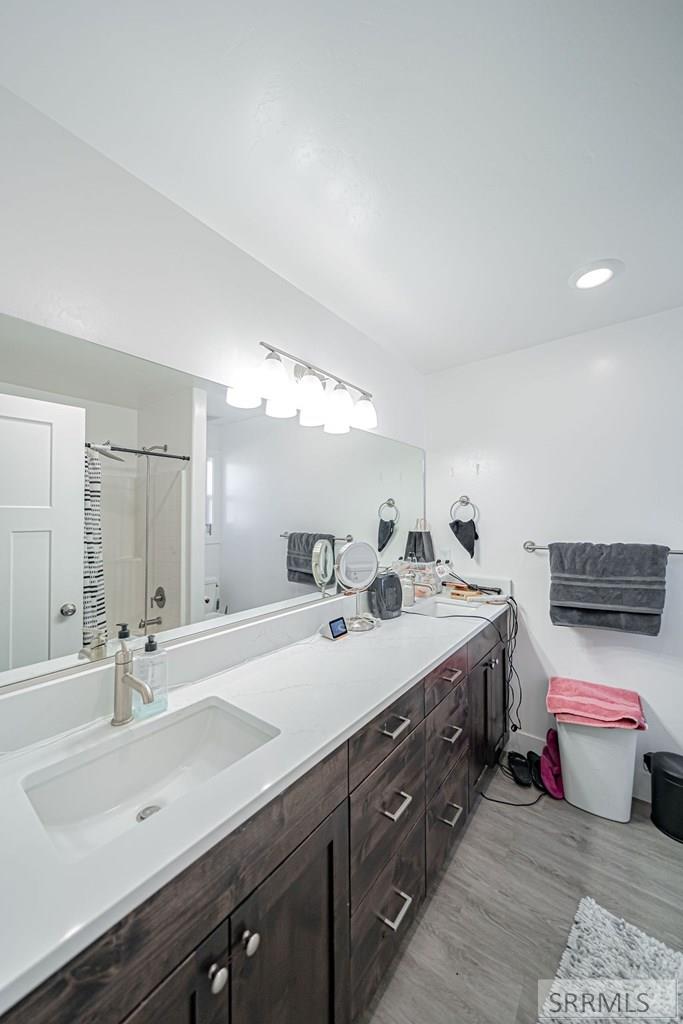 4156 N Ventura Avenue