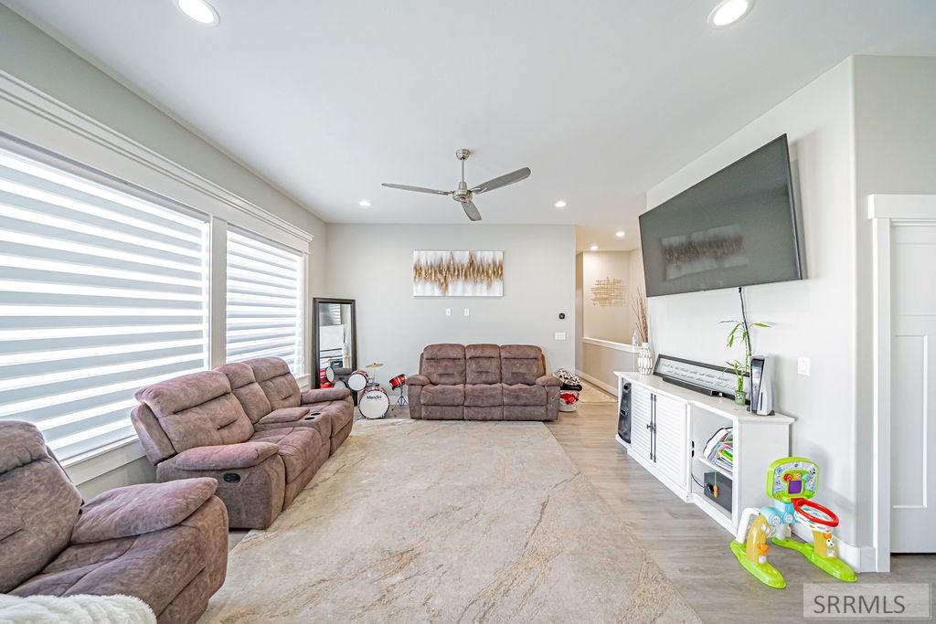 4156 N Ventura Avenue