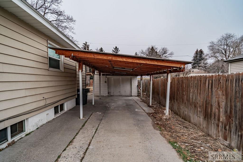 696 Gladstone Street