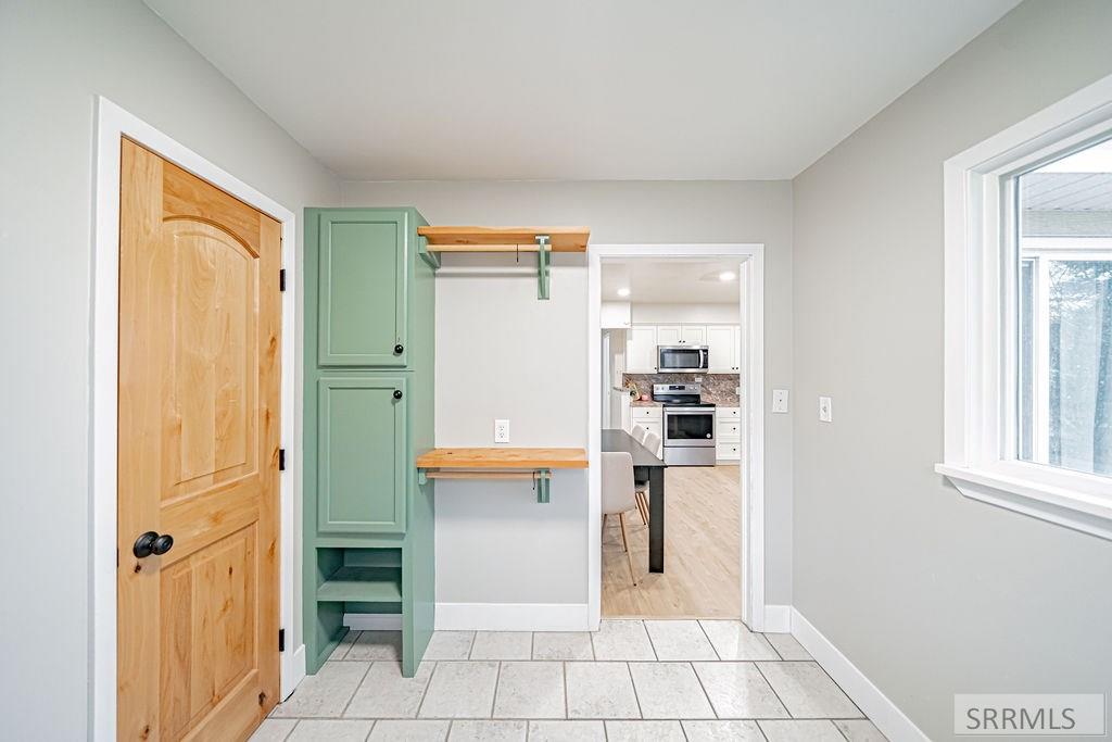 696 Gladstone Street