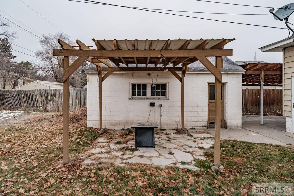 696 Gladstone Street