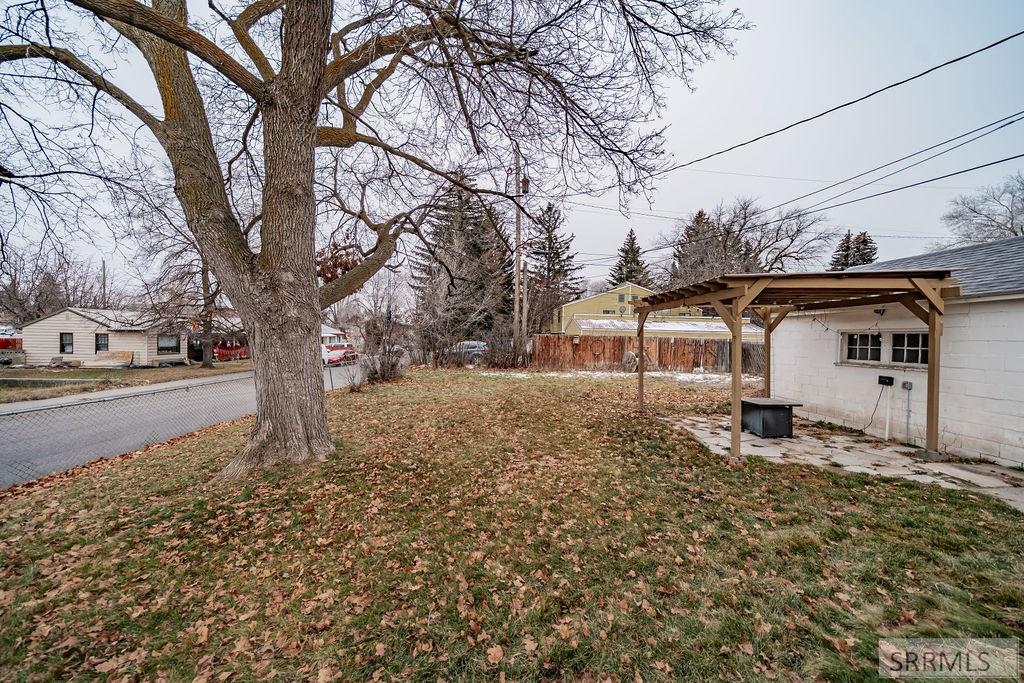 696 Gladstone Street