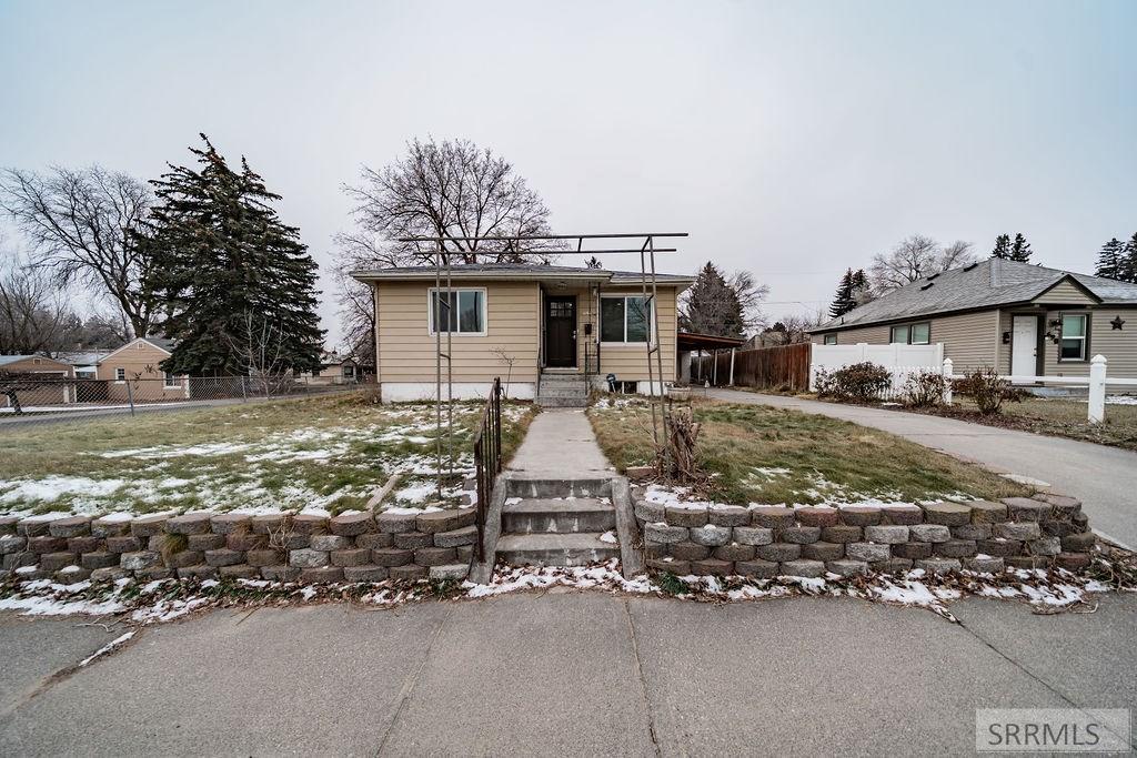 696 Gladstone Street