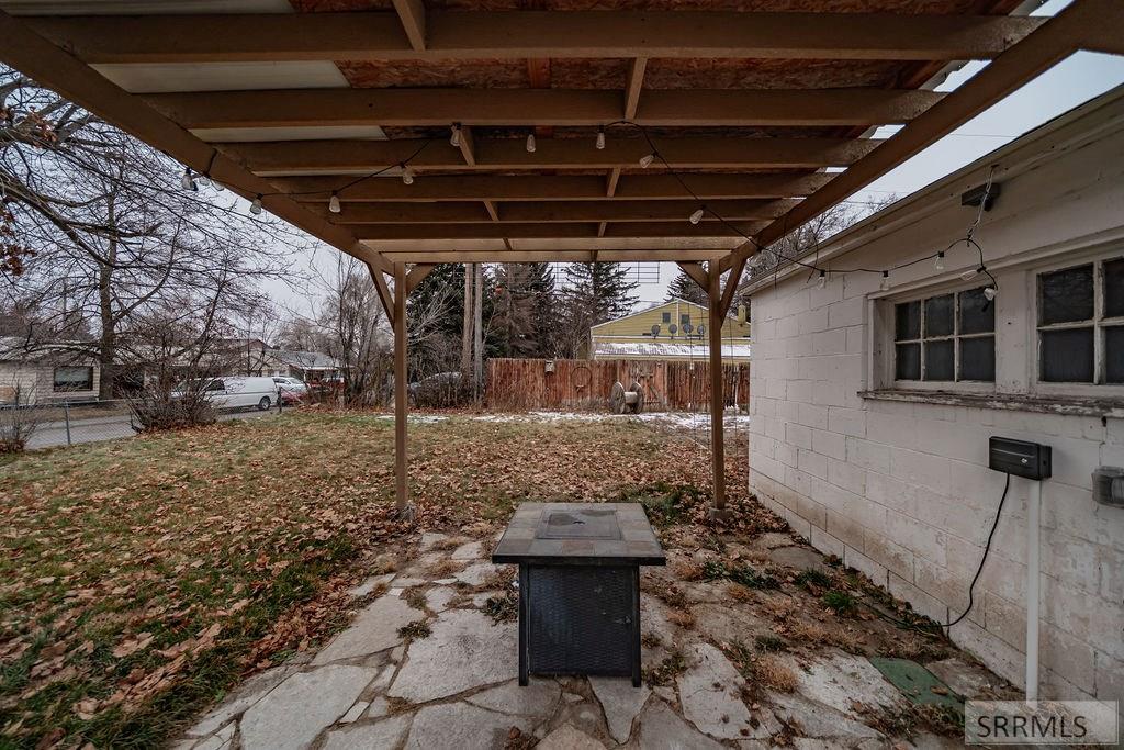 696 Gladstone Street