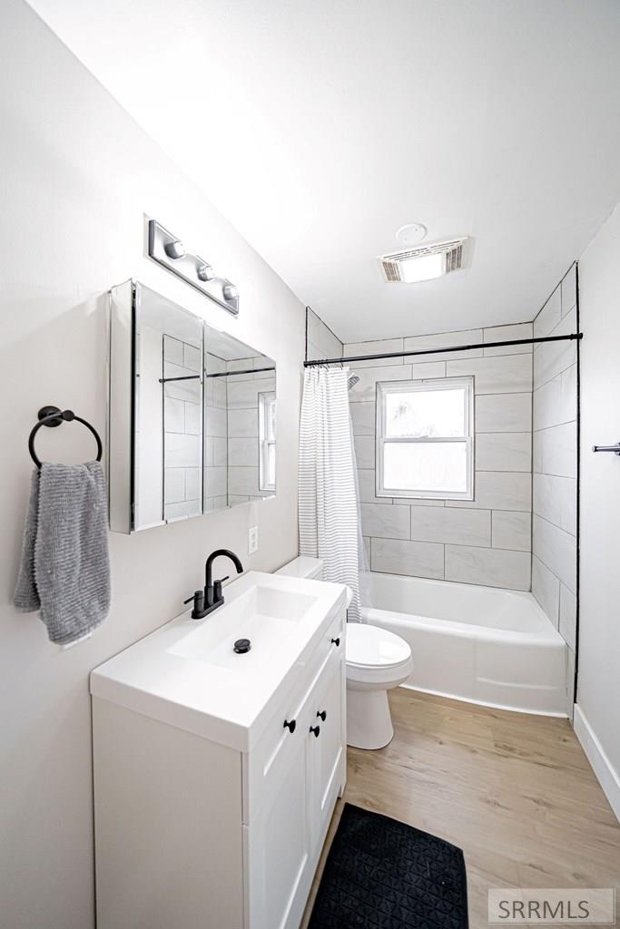 696 Gladstone Street