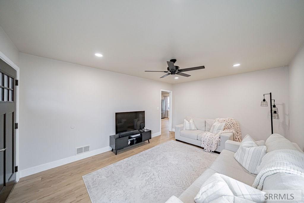 696 Gladstone Street