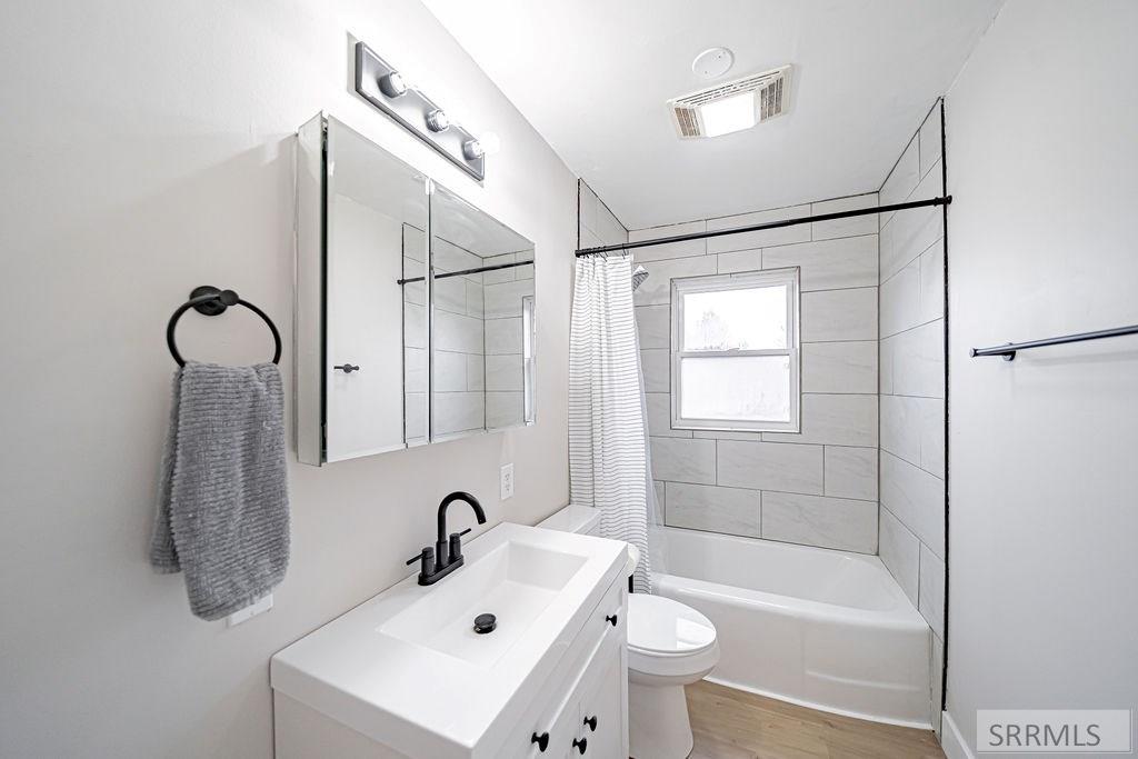 696 Gladstone Street