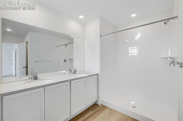 8914 Blue Feather Loop