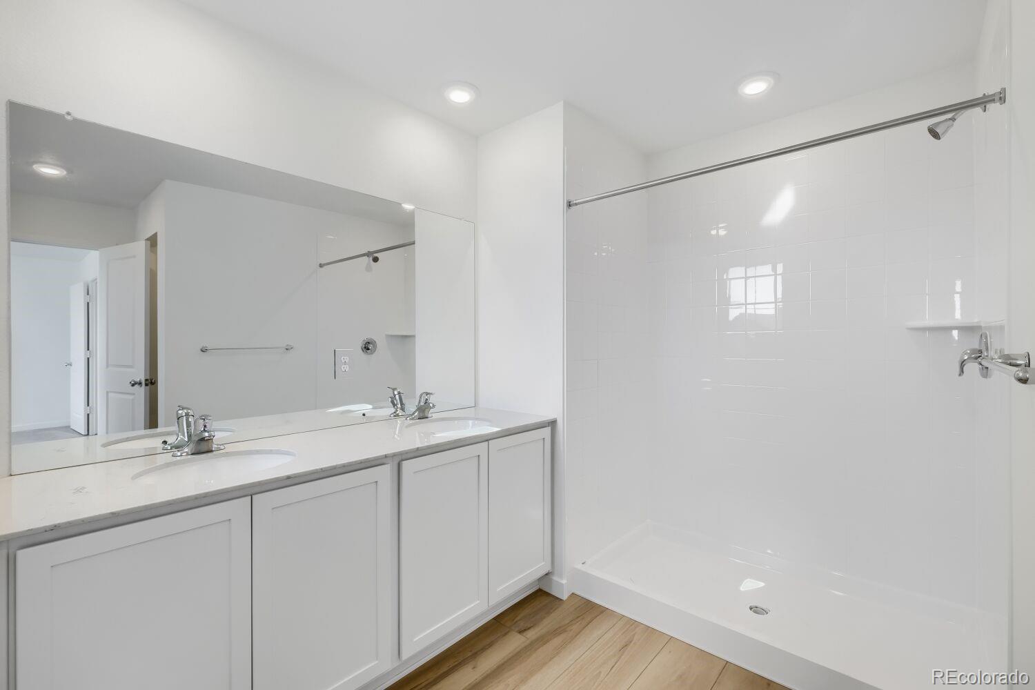 8914 Blue Feather Loop