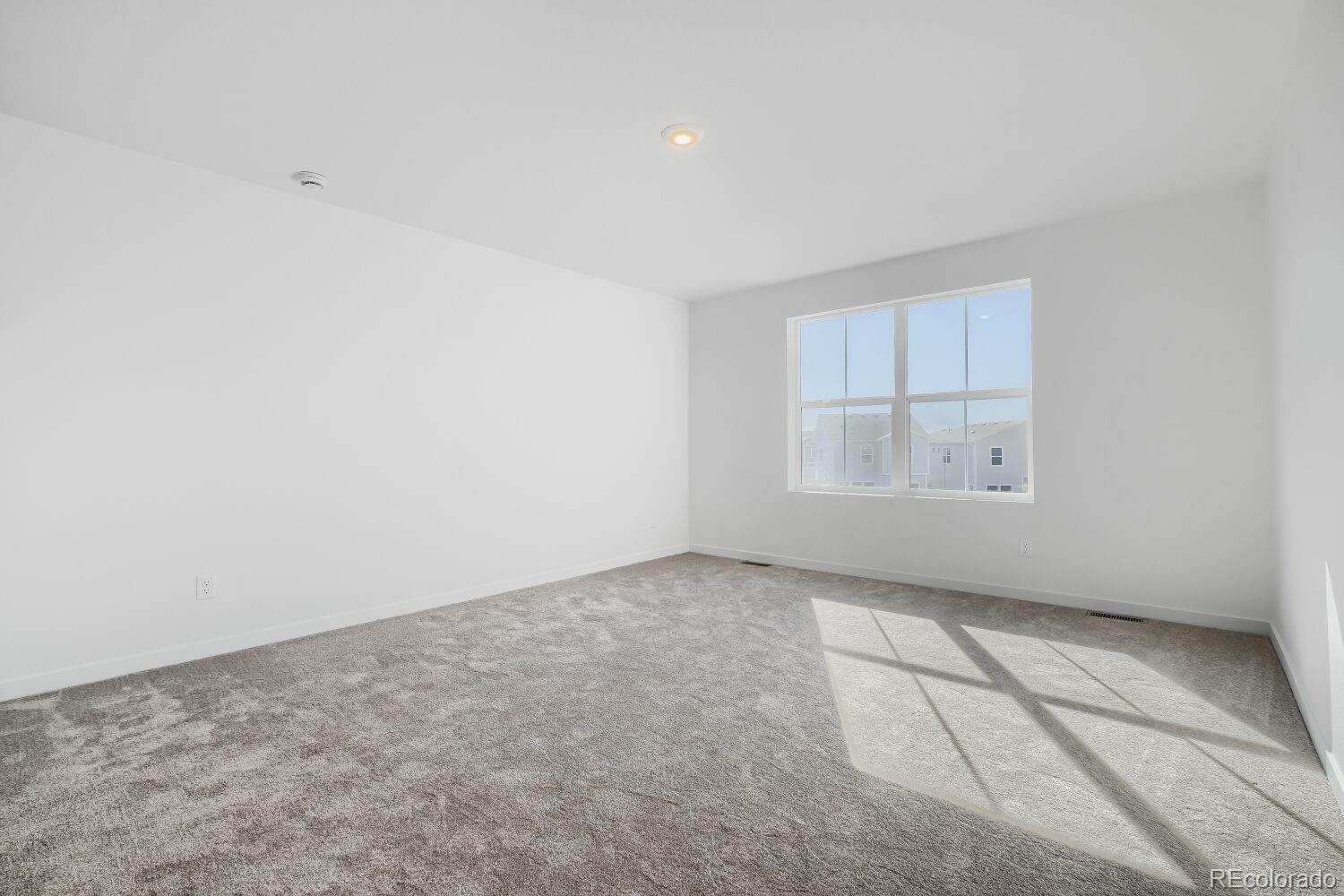 8914 Blue Feather Loop