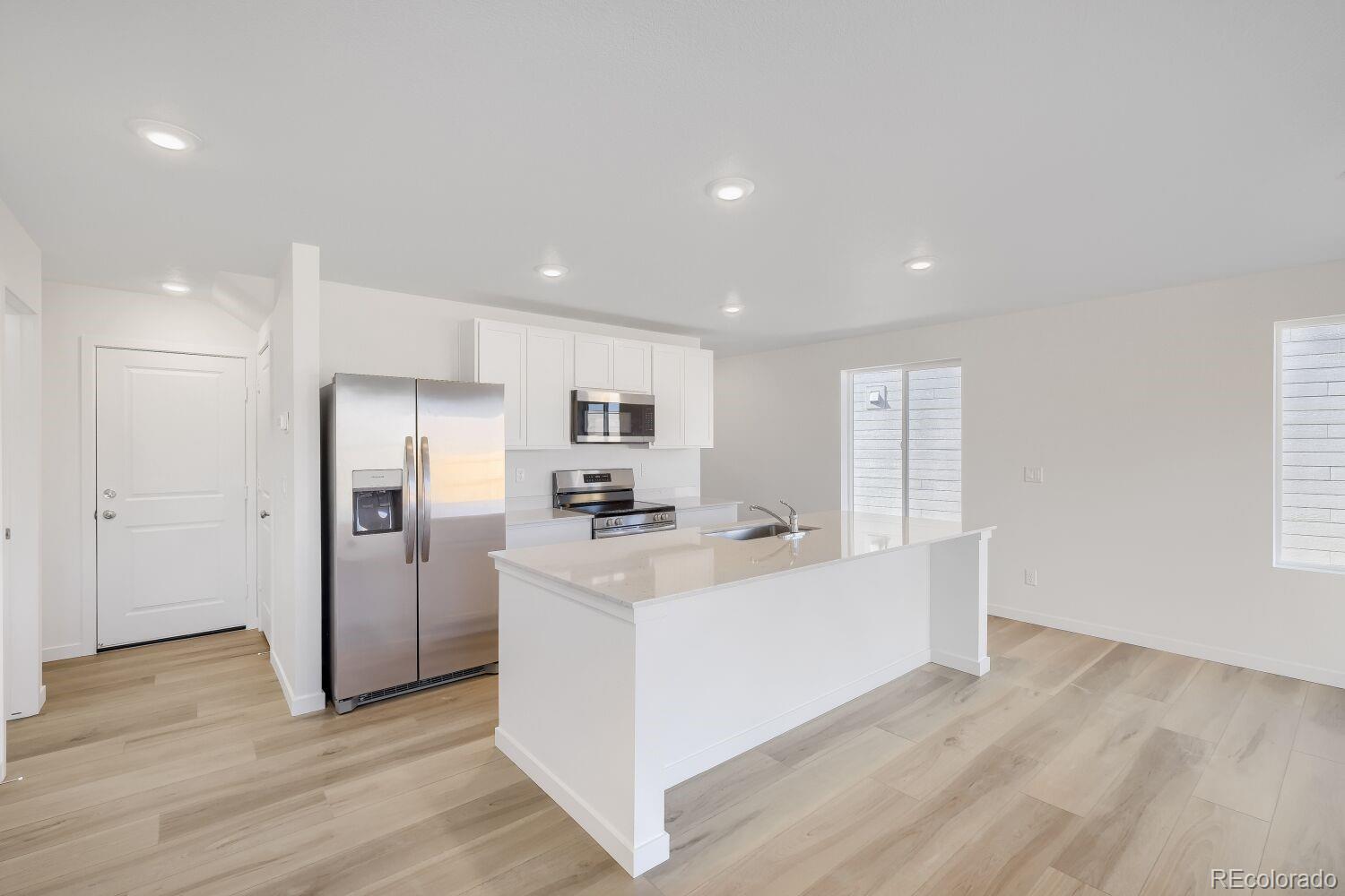 8914 Blue Feather Loop