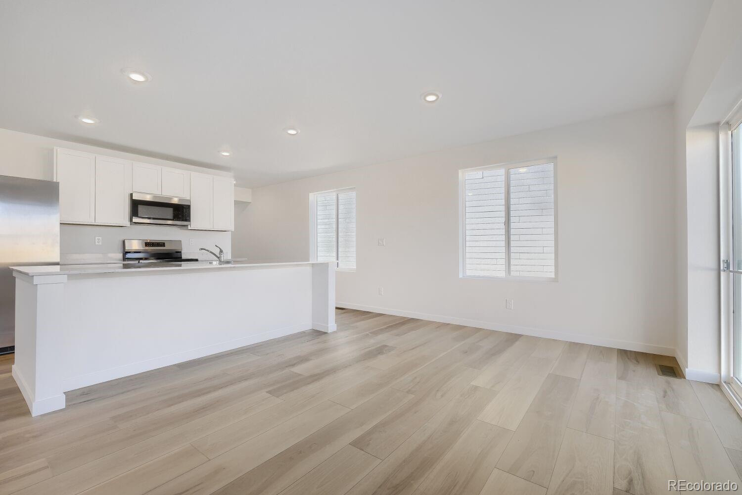 8914 Blue Feather Loop