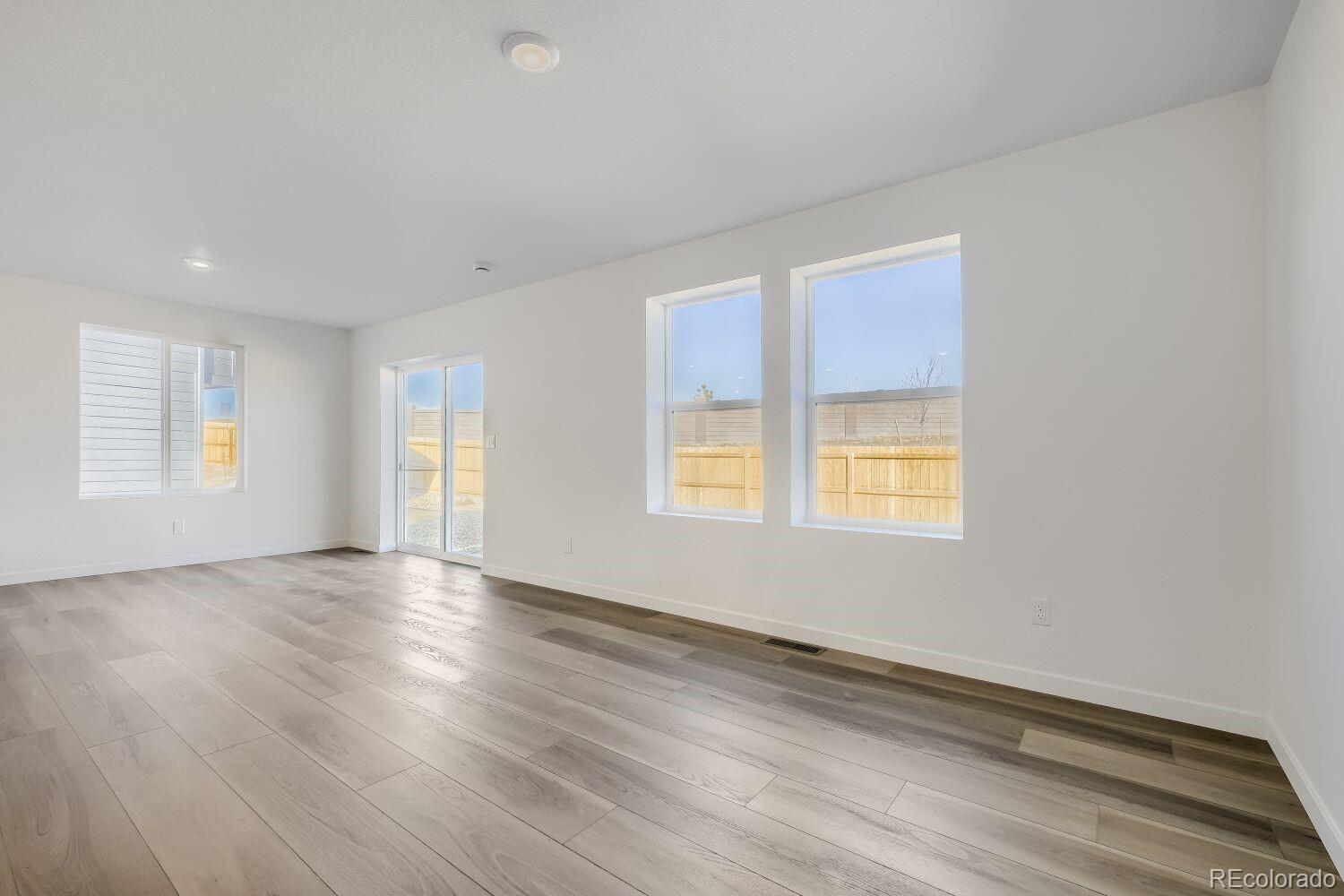 8914 Blue Feather Loop