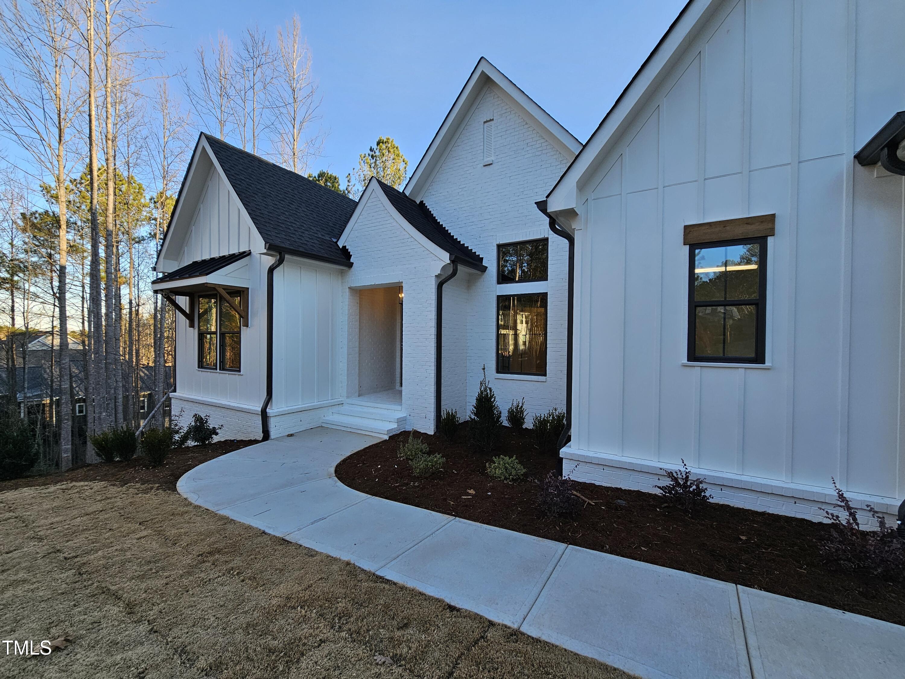 18 Pin Tail Court