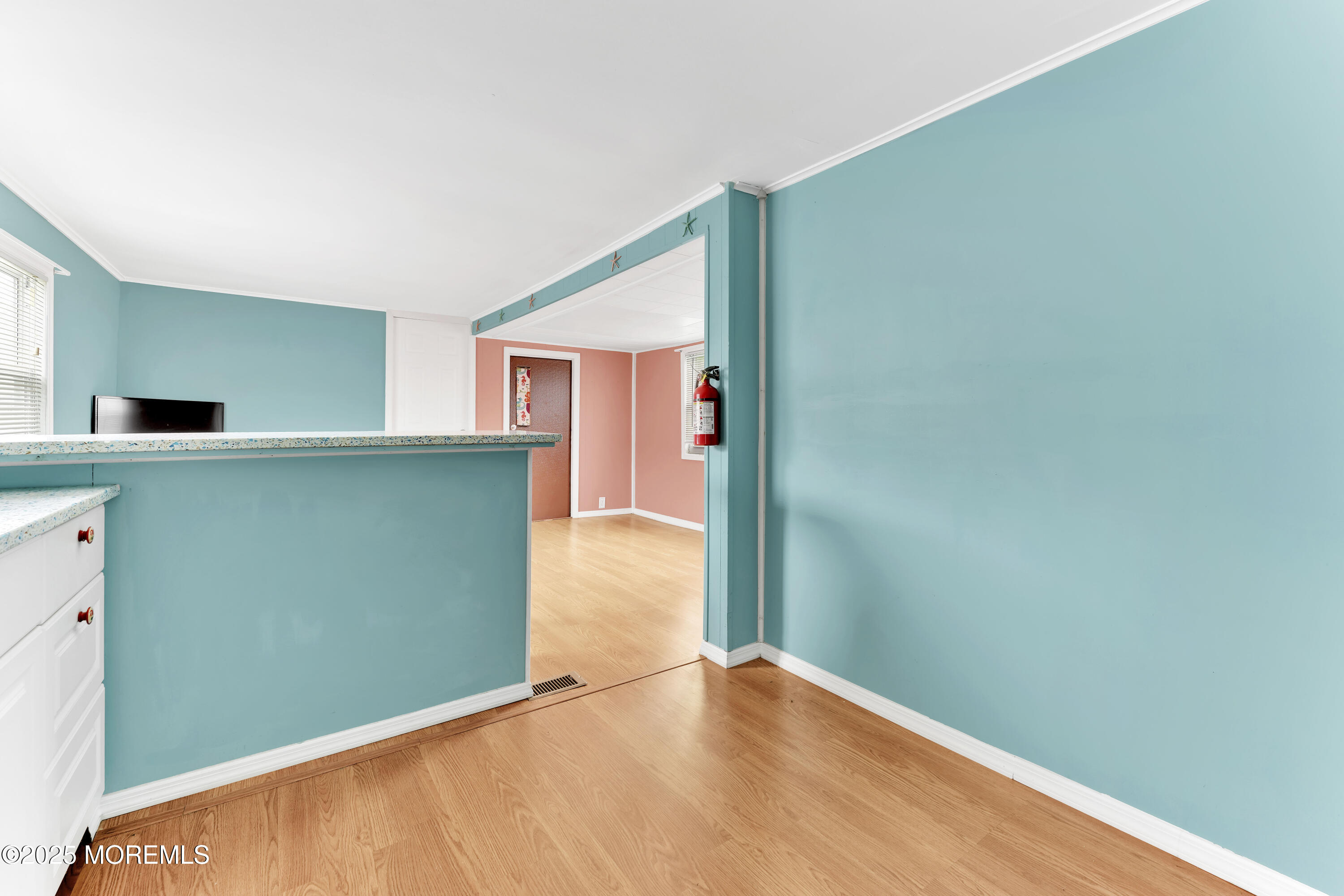 220 W Sylvania Avenue, 11