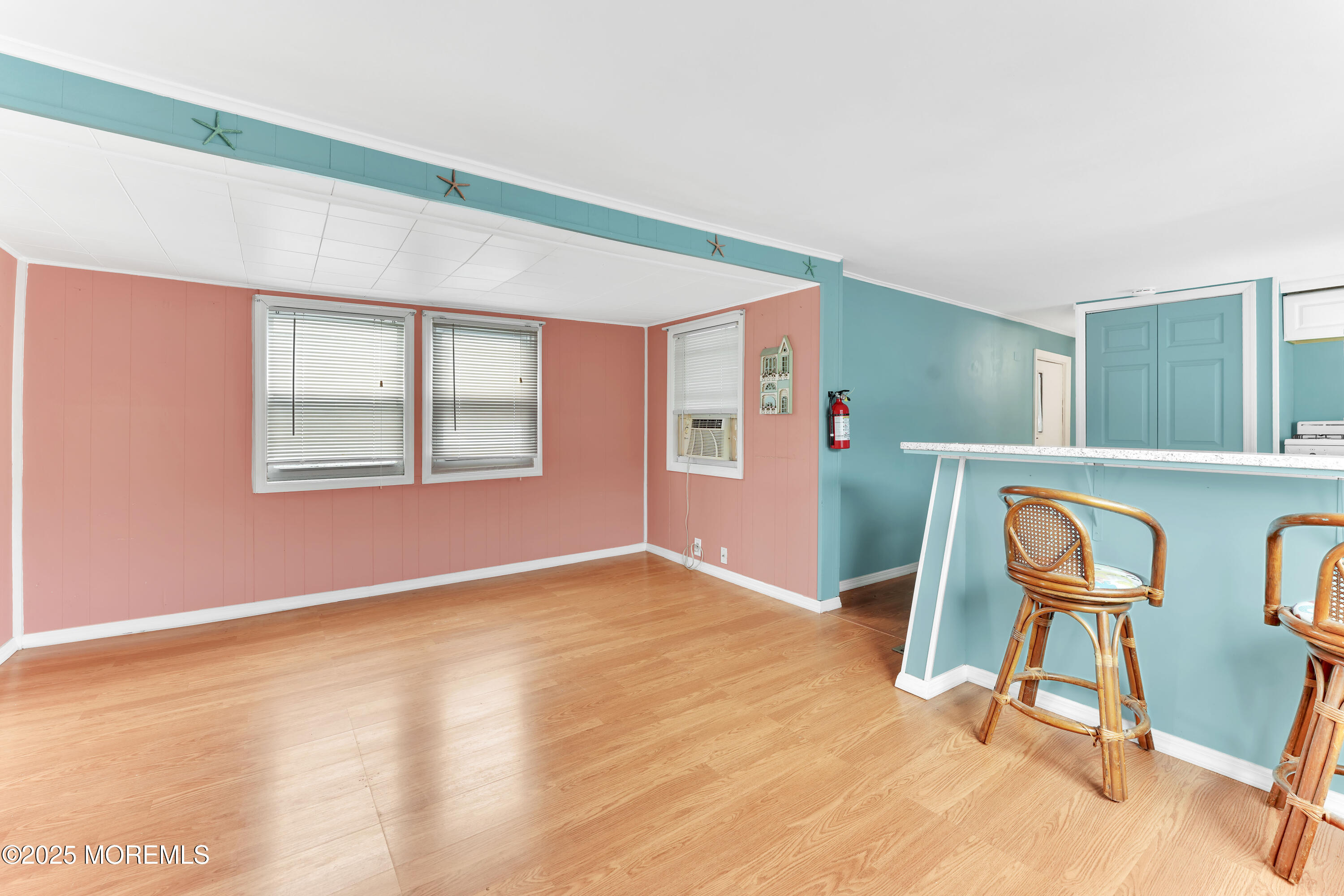 220 W Sylvania Avenue, 11