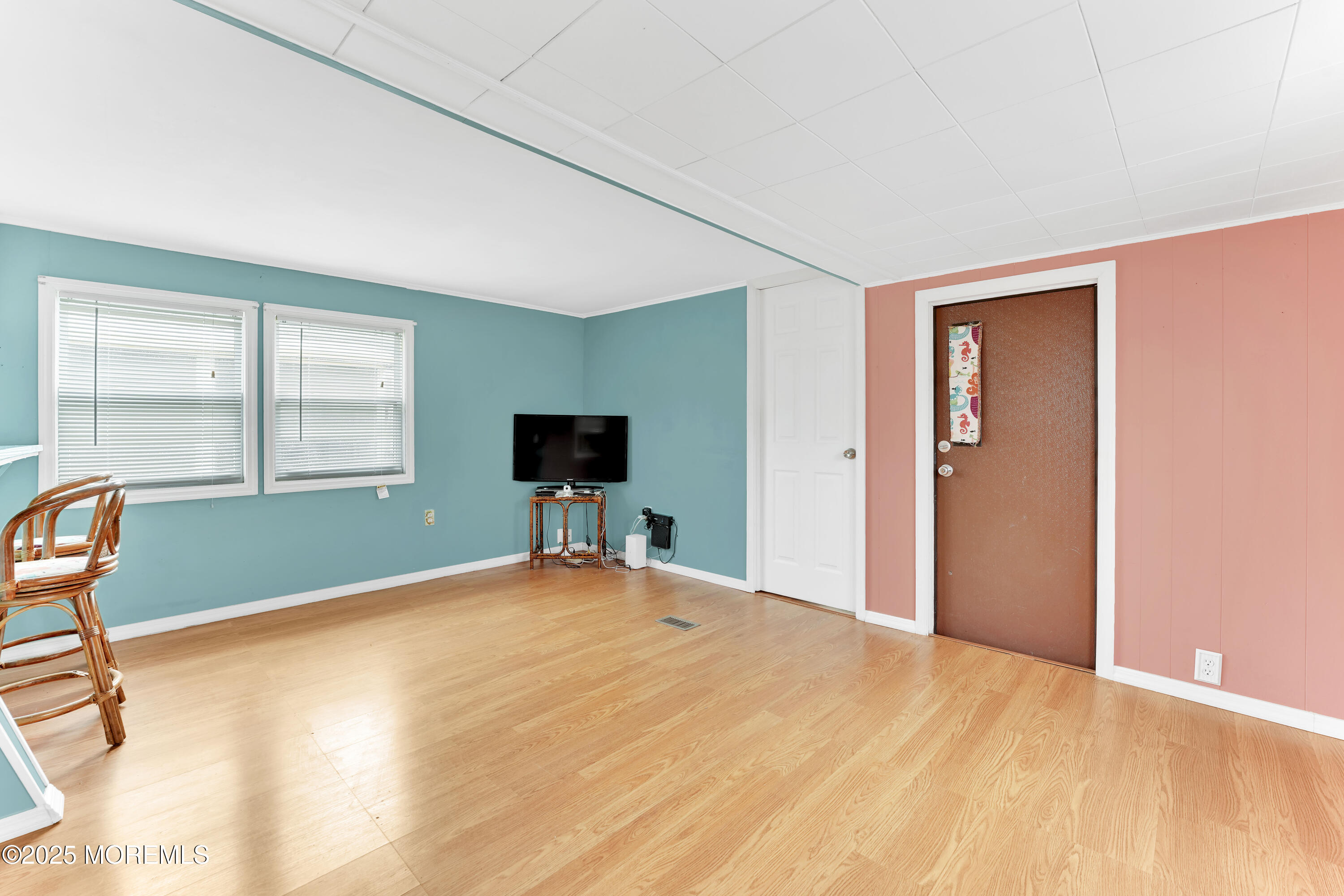 220 W Sylvania Avenue, 11