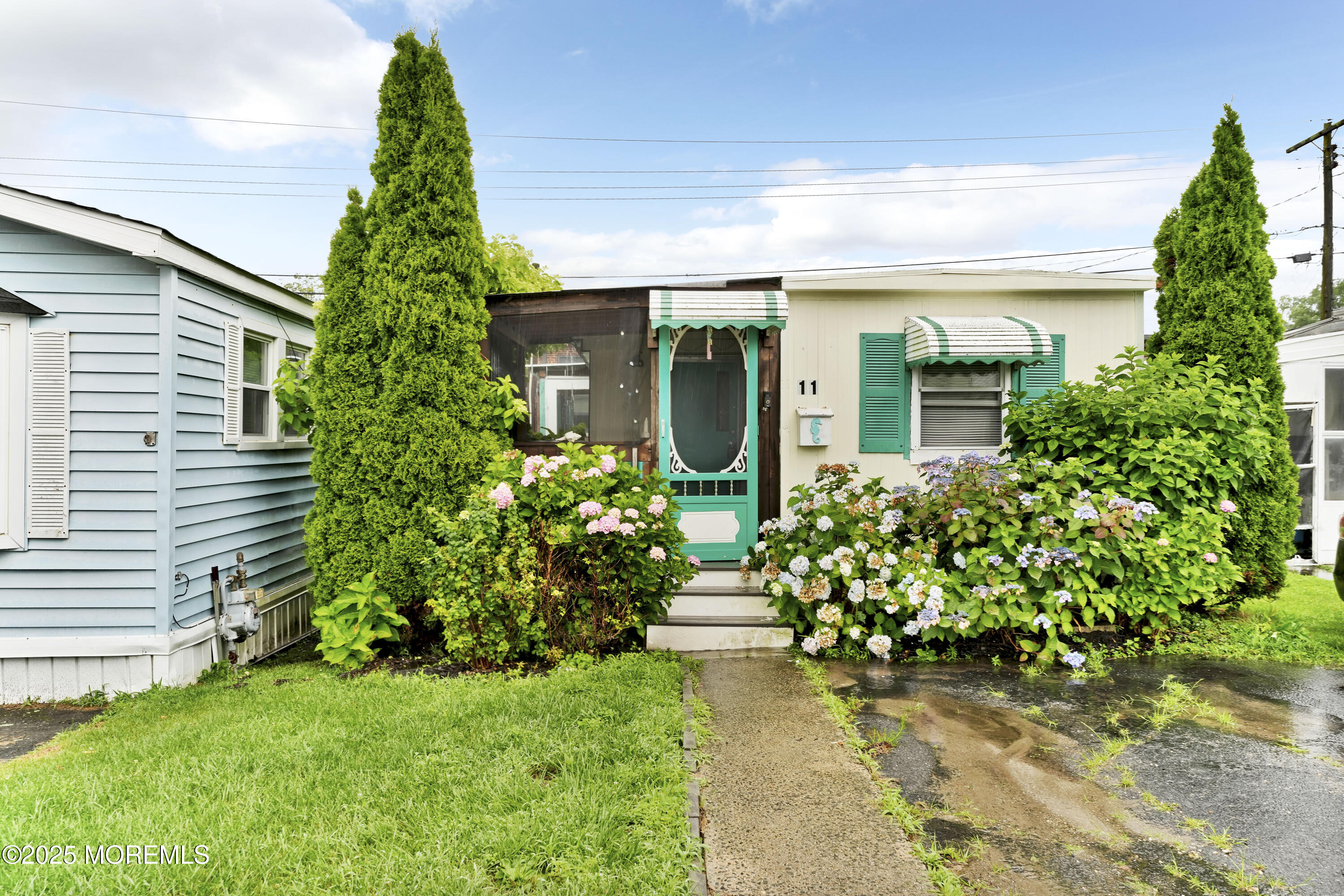 220 W Sylvania Avenue, 11