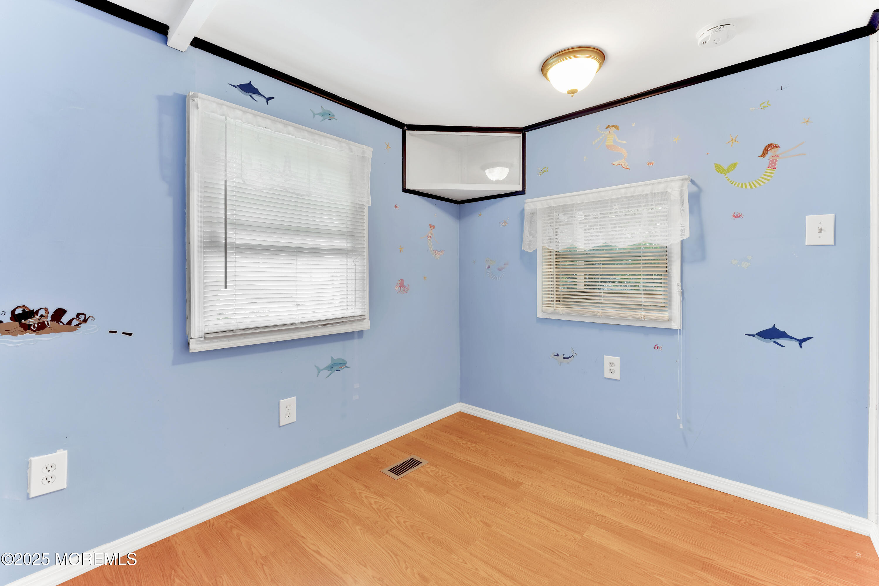 220 W Sylvania Avenue, 11