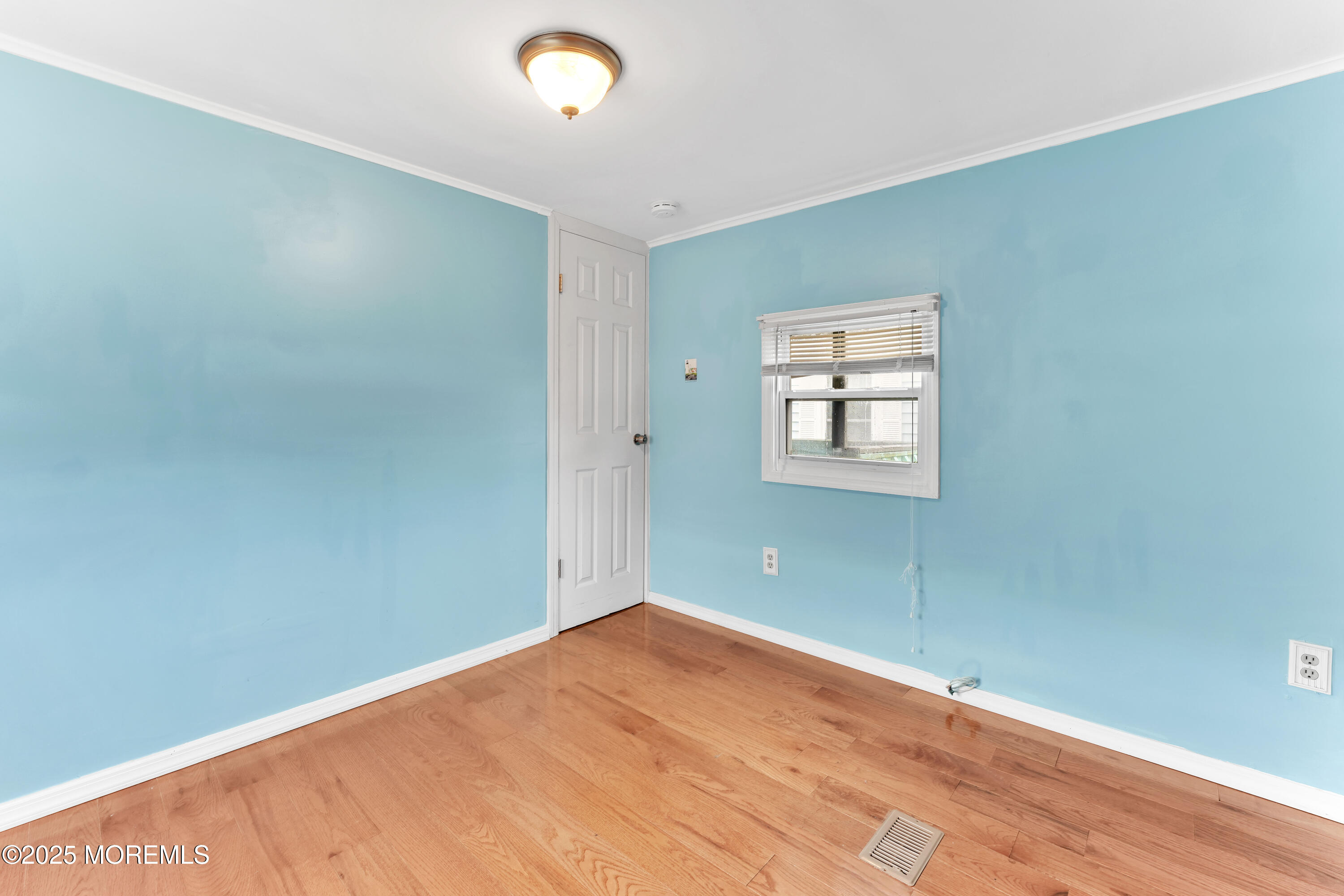 220 W Sylvania Avenue, 11