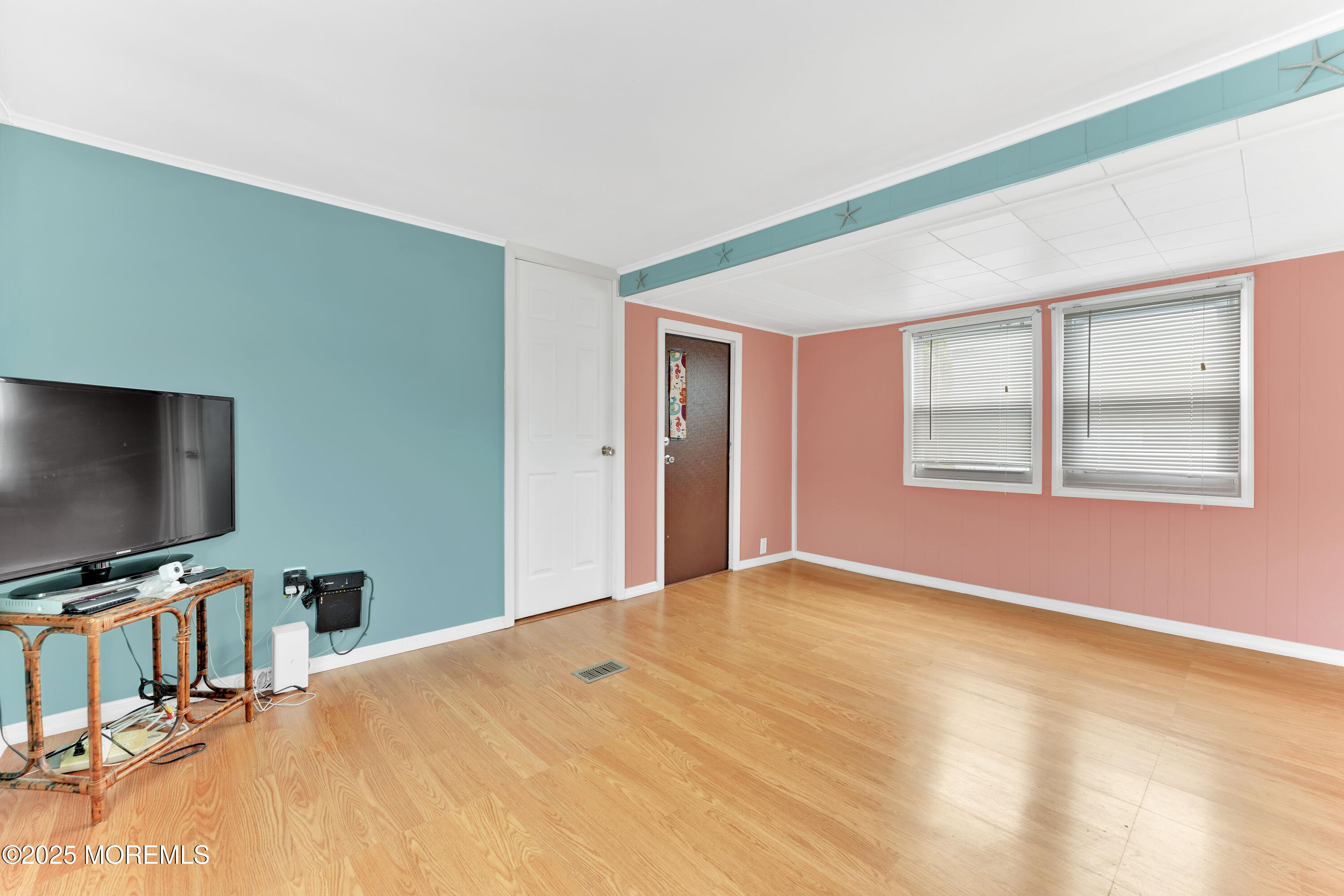 220 W Sylvania Avenue, 11