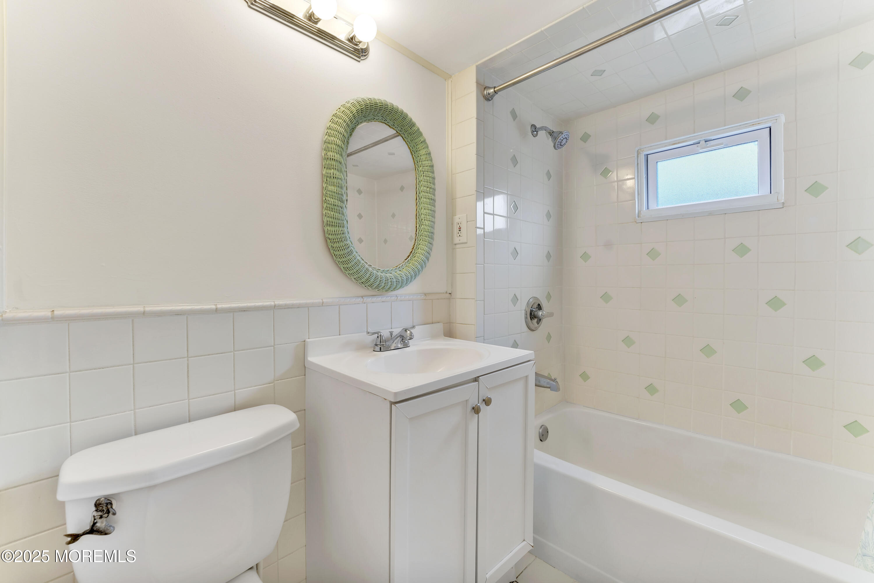 220 W Sylvania Avenue, 11