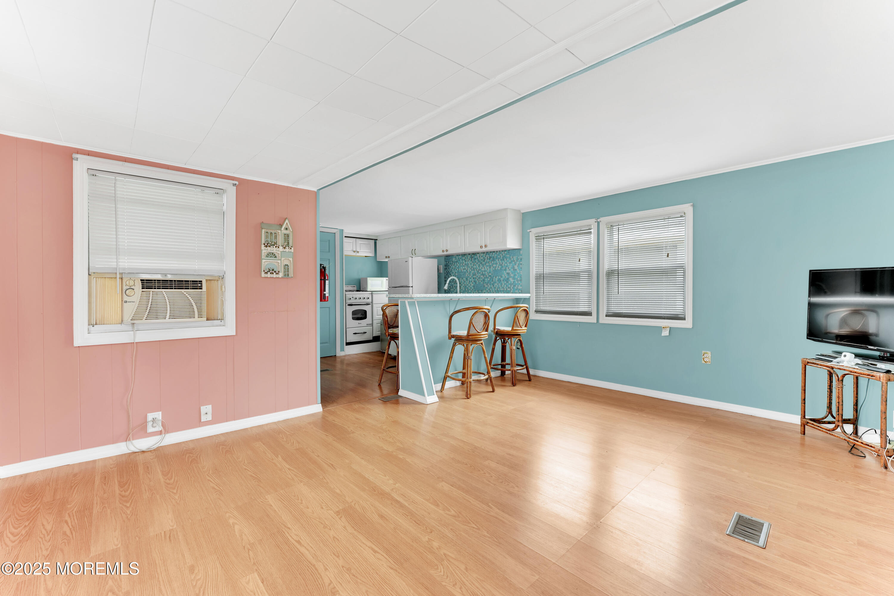 220 W Sylvania Avenue, 11