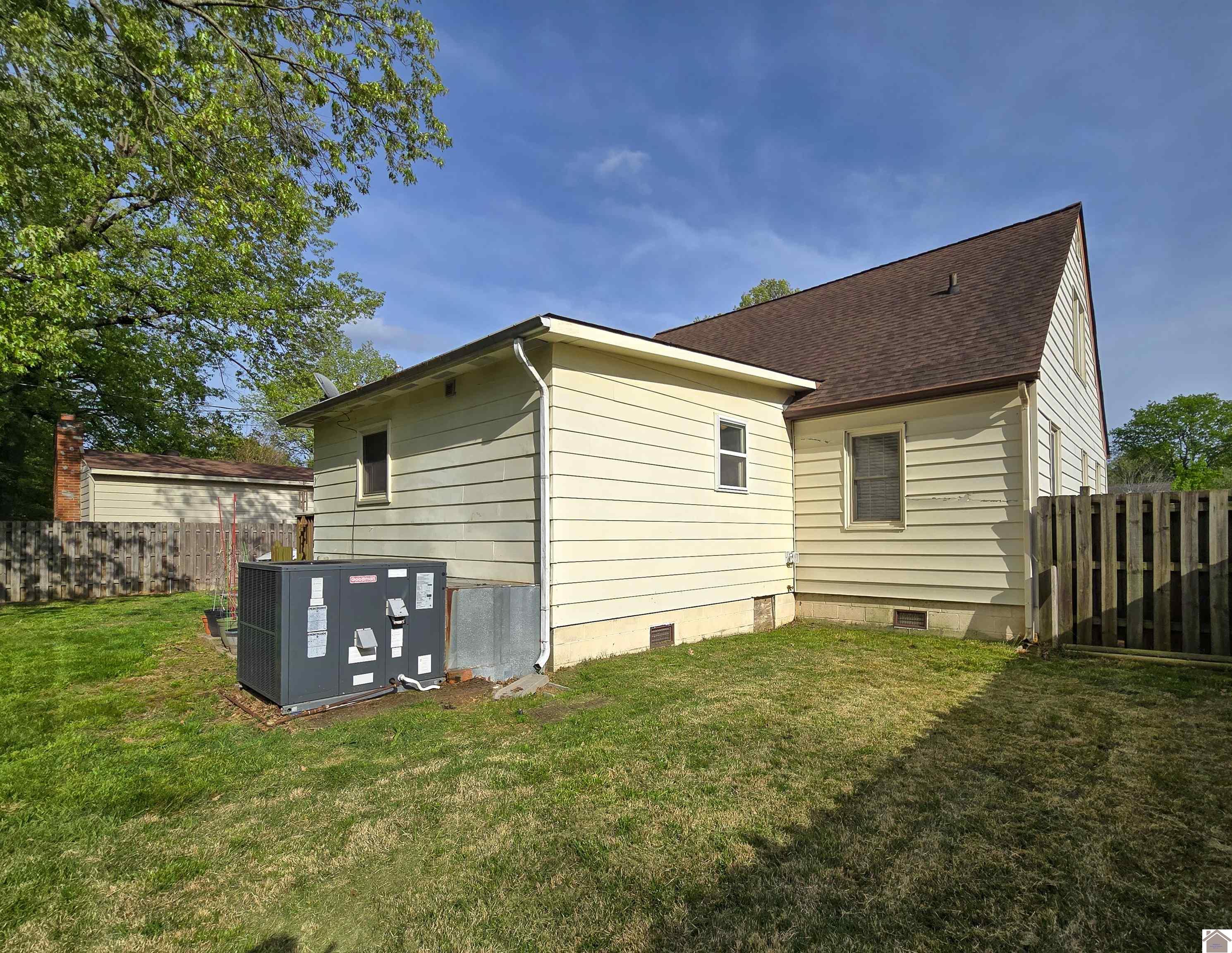 2541 Monroe St