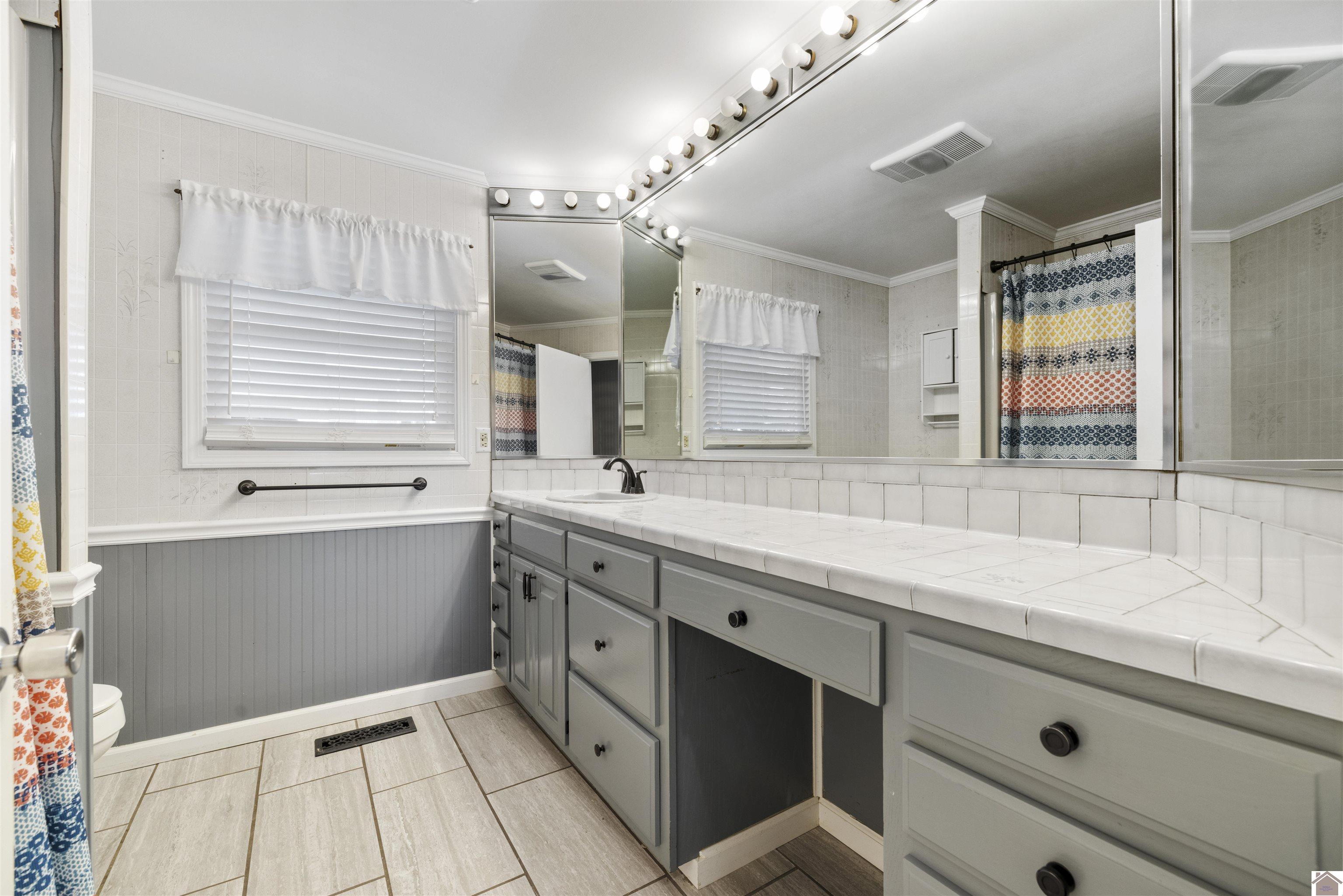 513 W Lockridge Street