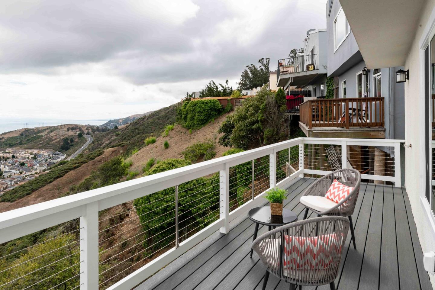 211 Oakridge DR