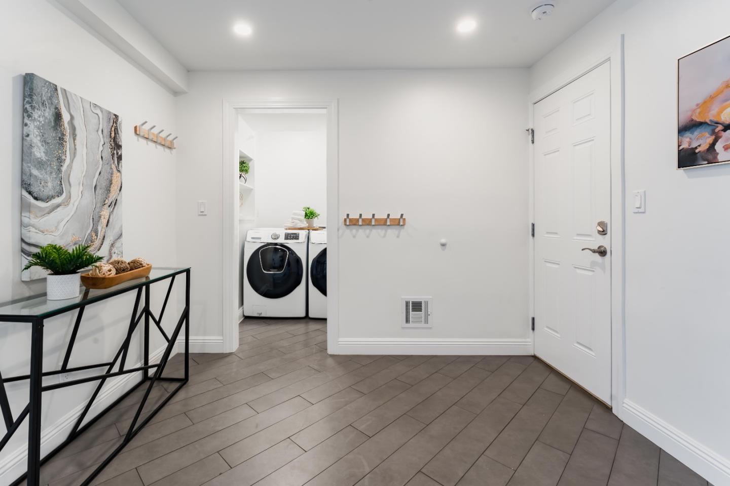 211 Oakridge DR