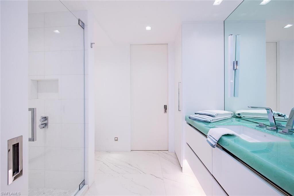 8665 BAY COLONY DR 1202