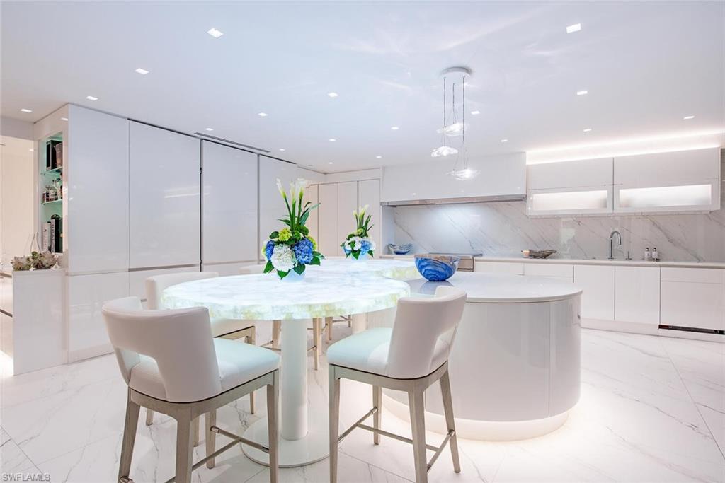 8665 BAY COLONY DR 1202