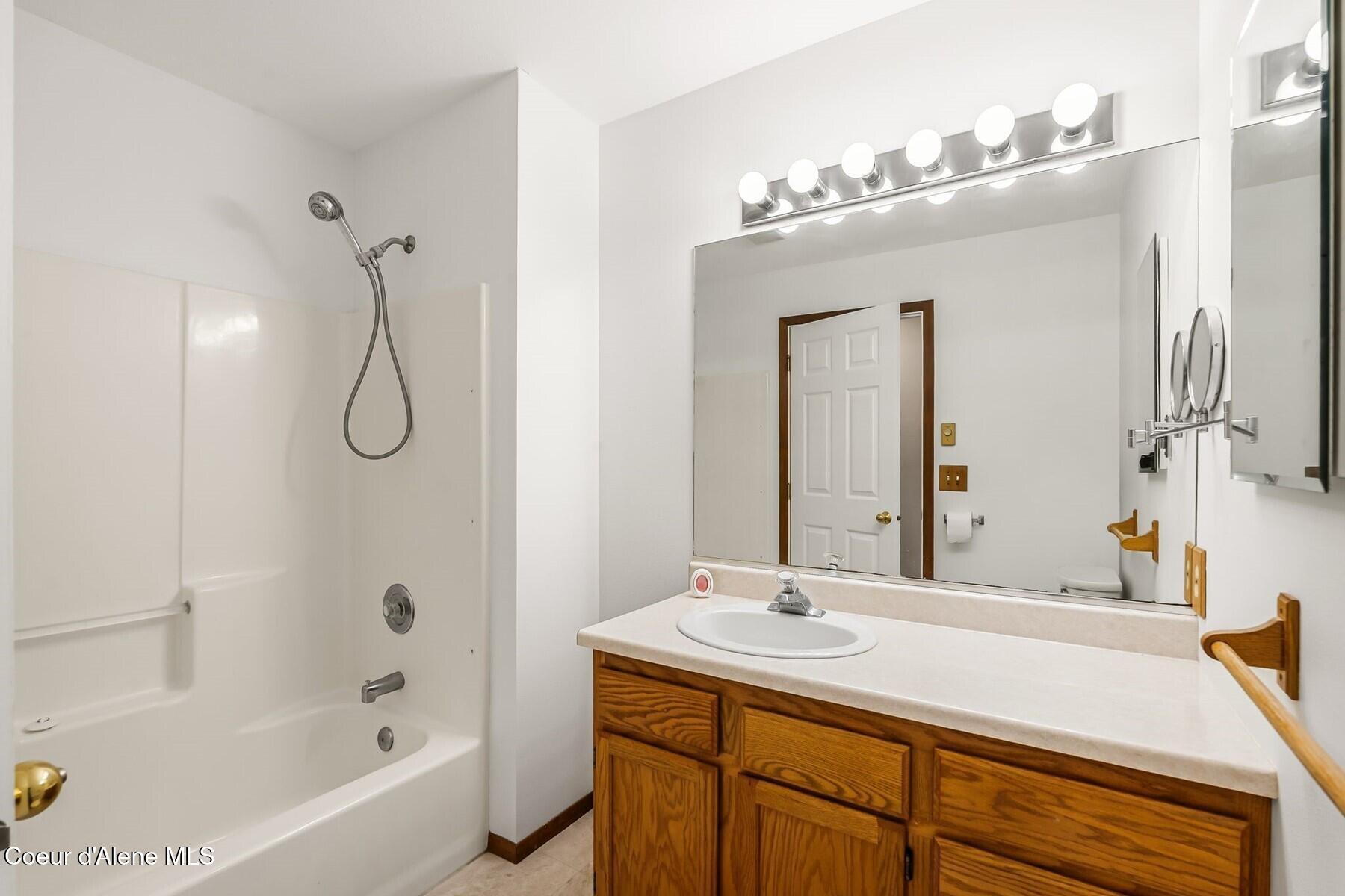 2704 N Boyer