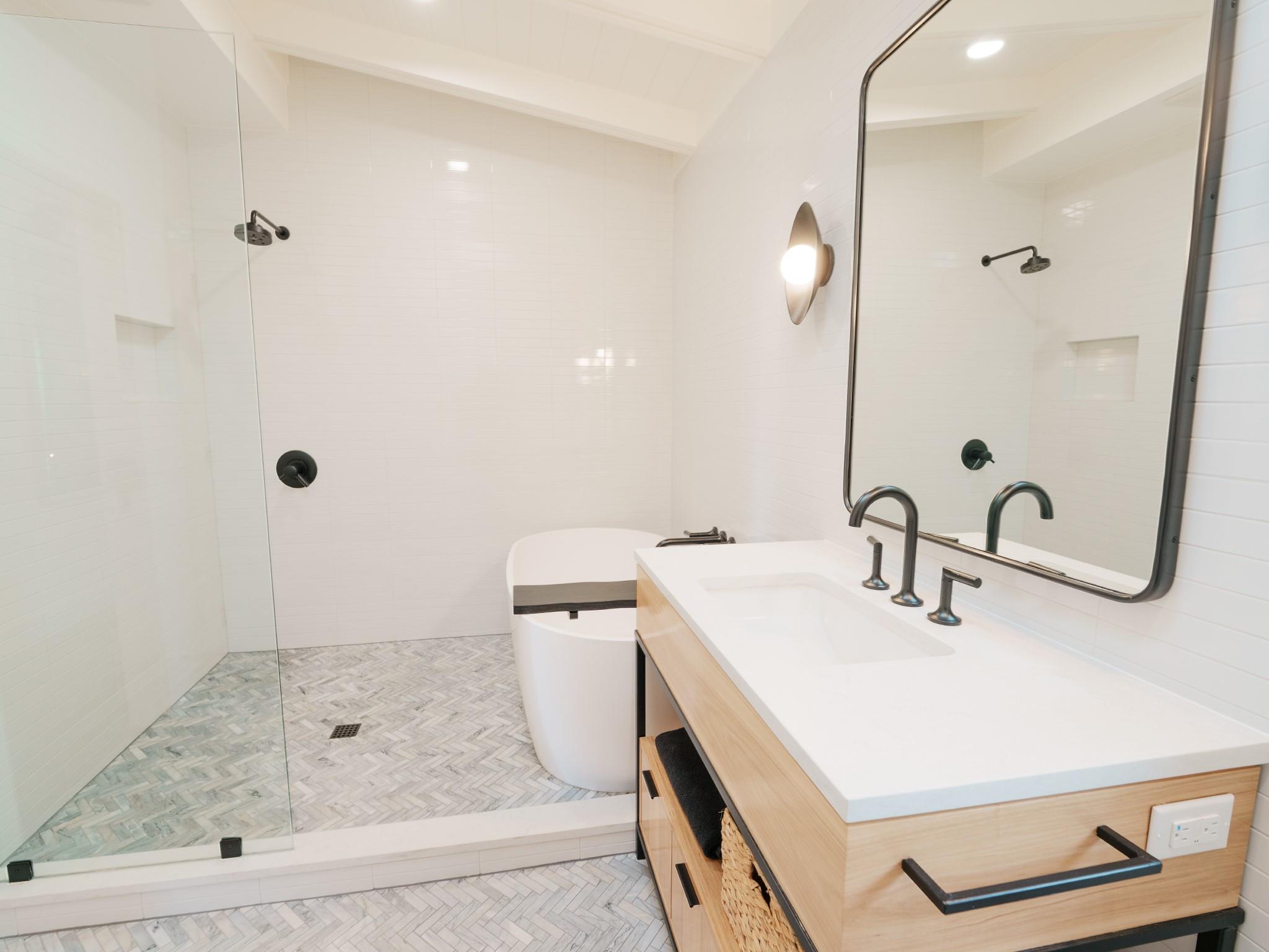 809 Redbud TRL, West Lake Hills