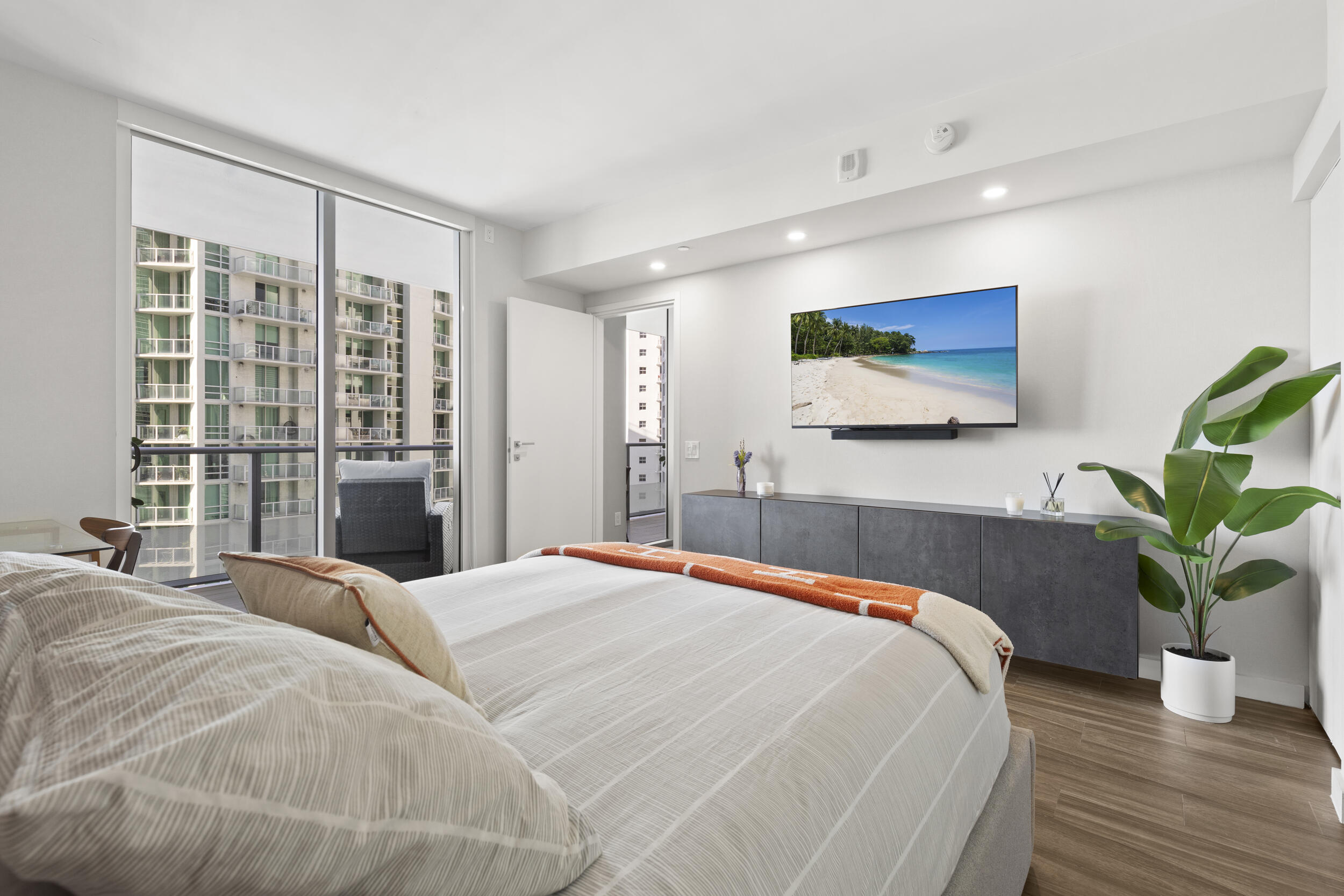 1300 BRICKELL BAY 2105